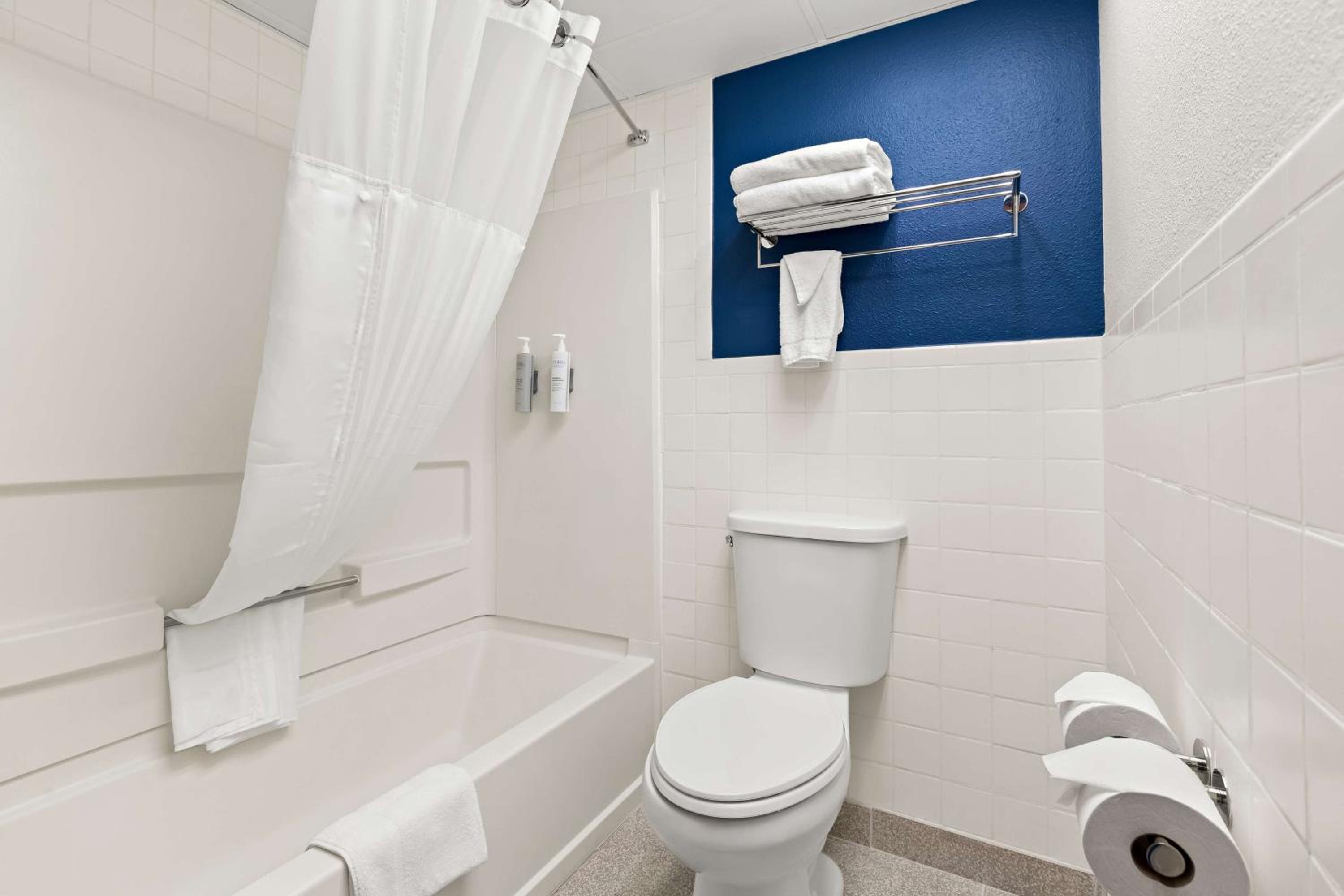 Queen Room with Two Queen Beds - Photo 3