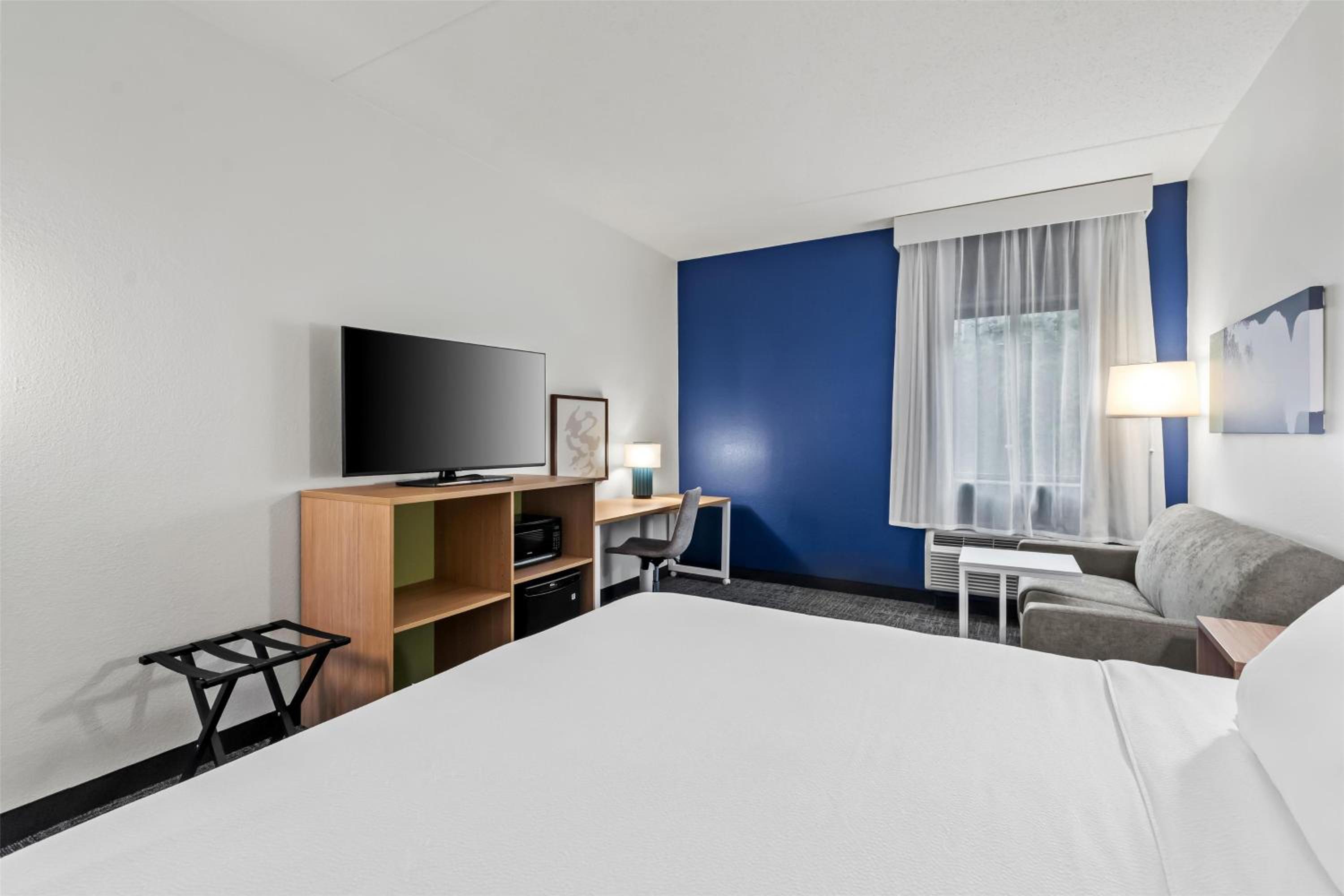 King Room with Sofa Bed - Non-Smoking - Photo 3
