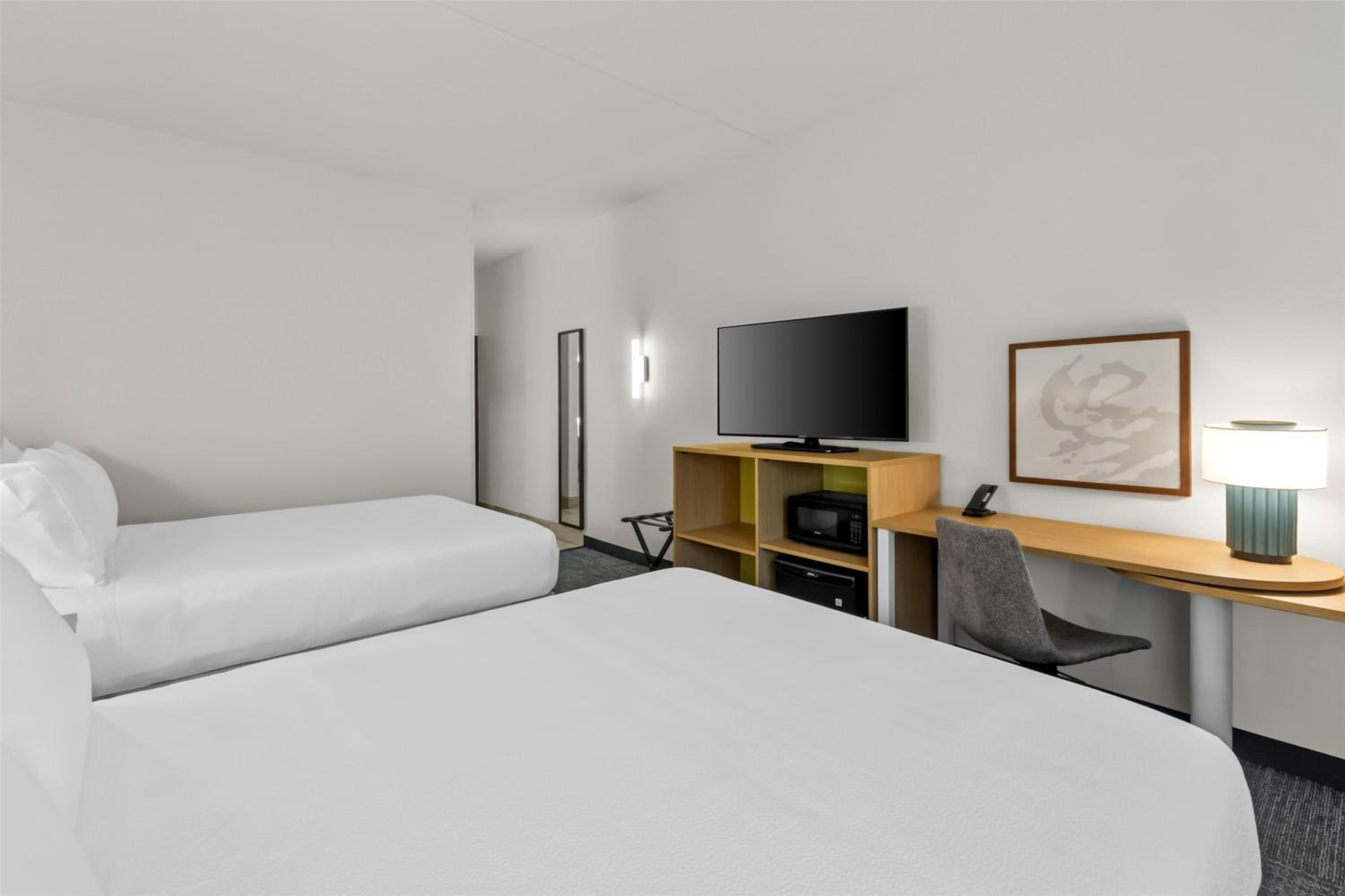 Queen Room with Two Queen Beds - Photo 2