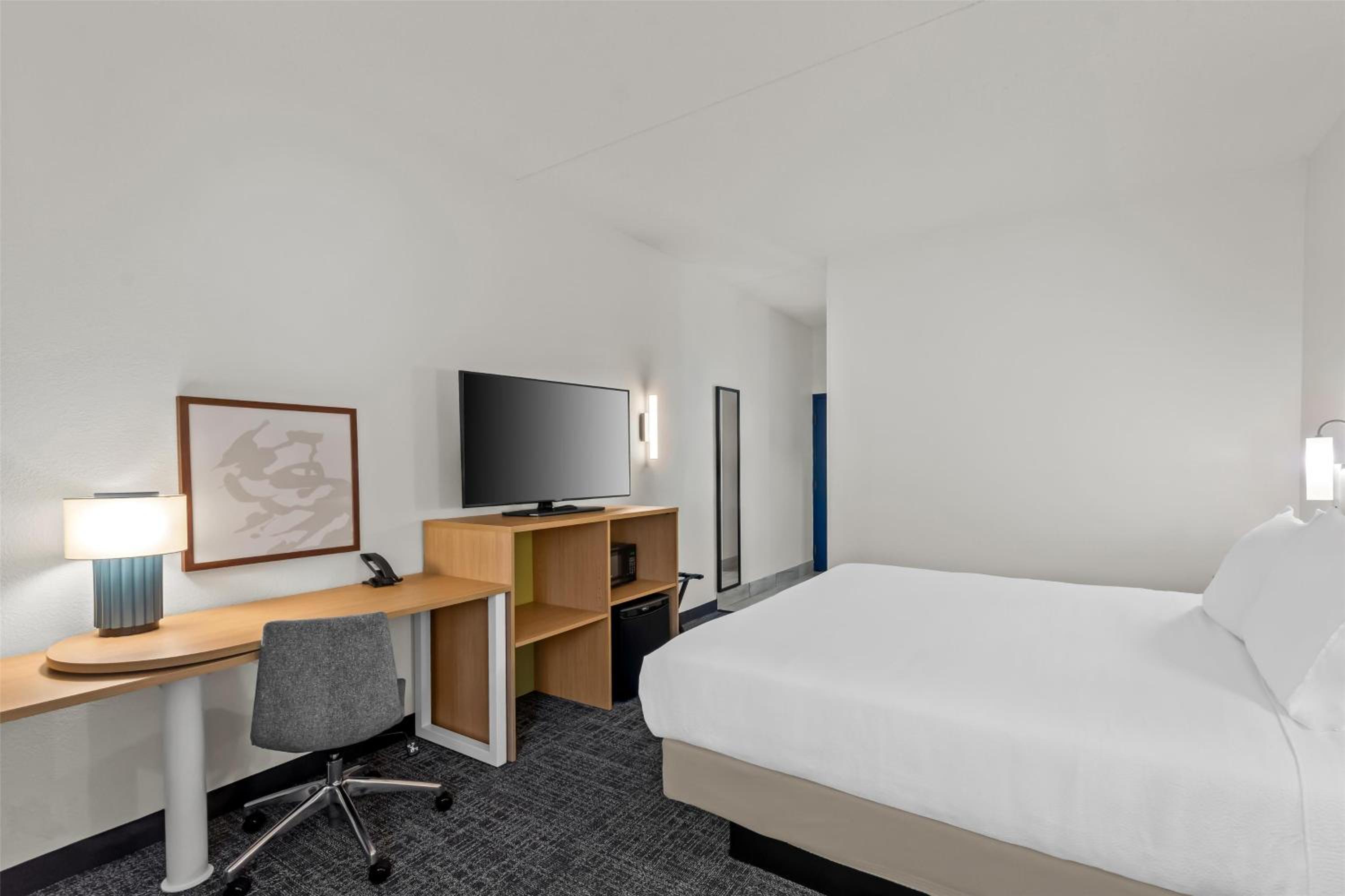 King Room with Mobility Accessible Tub - Photo 2