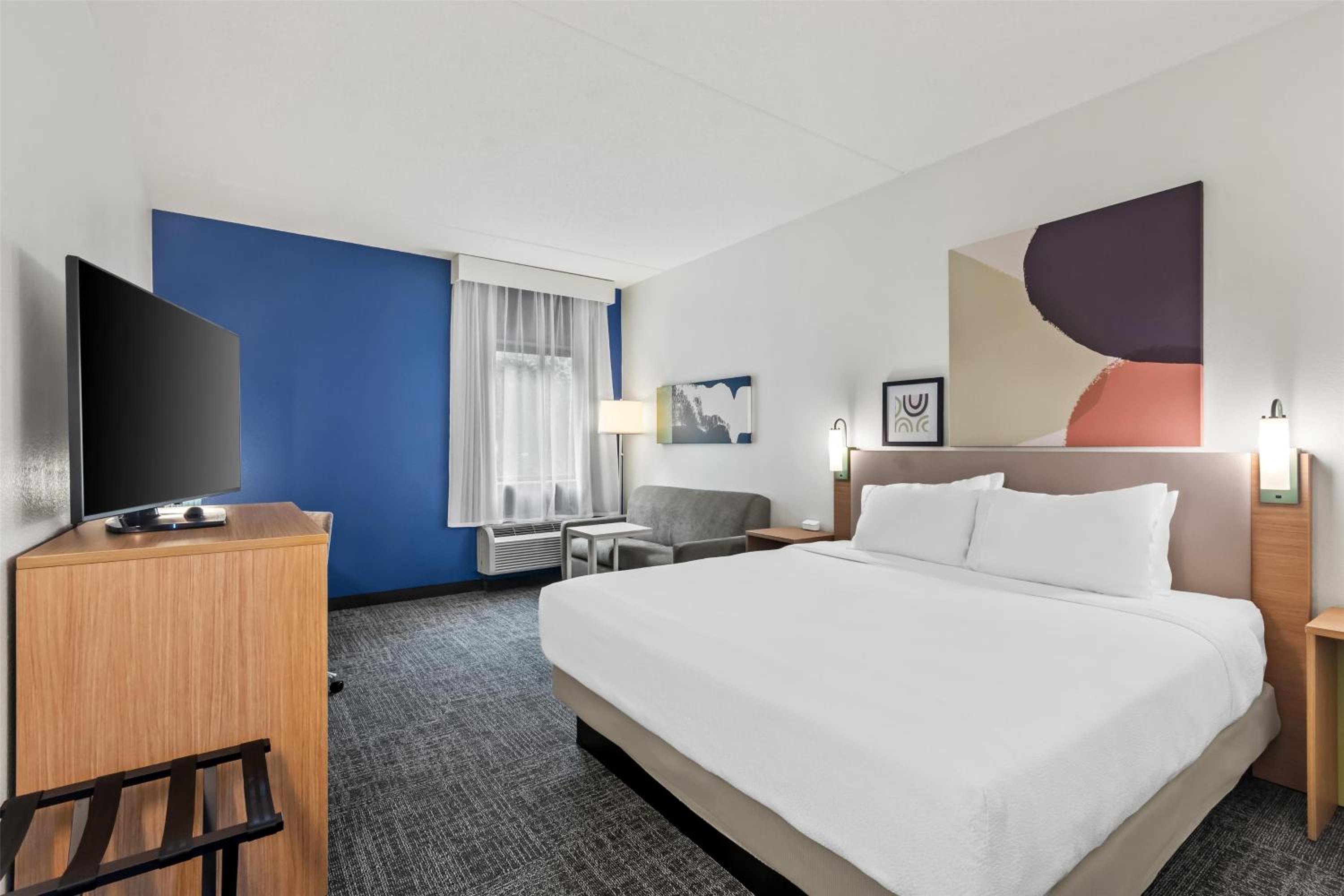 King Room with Sofa Bed - Non-Smoking - Photo 4