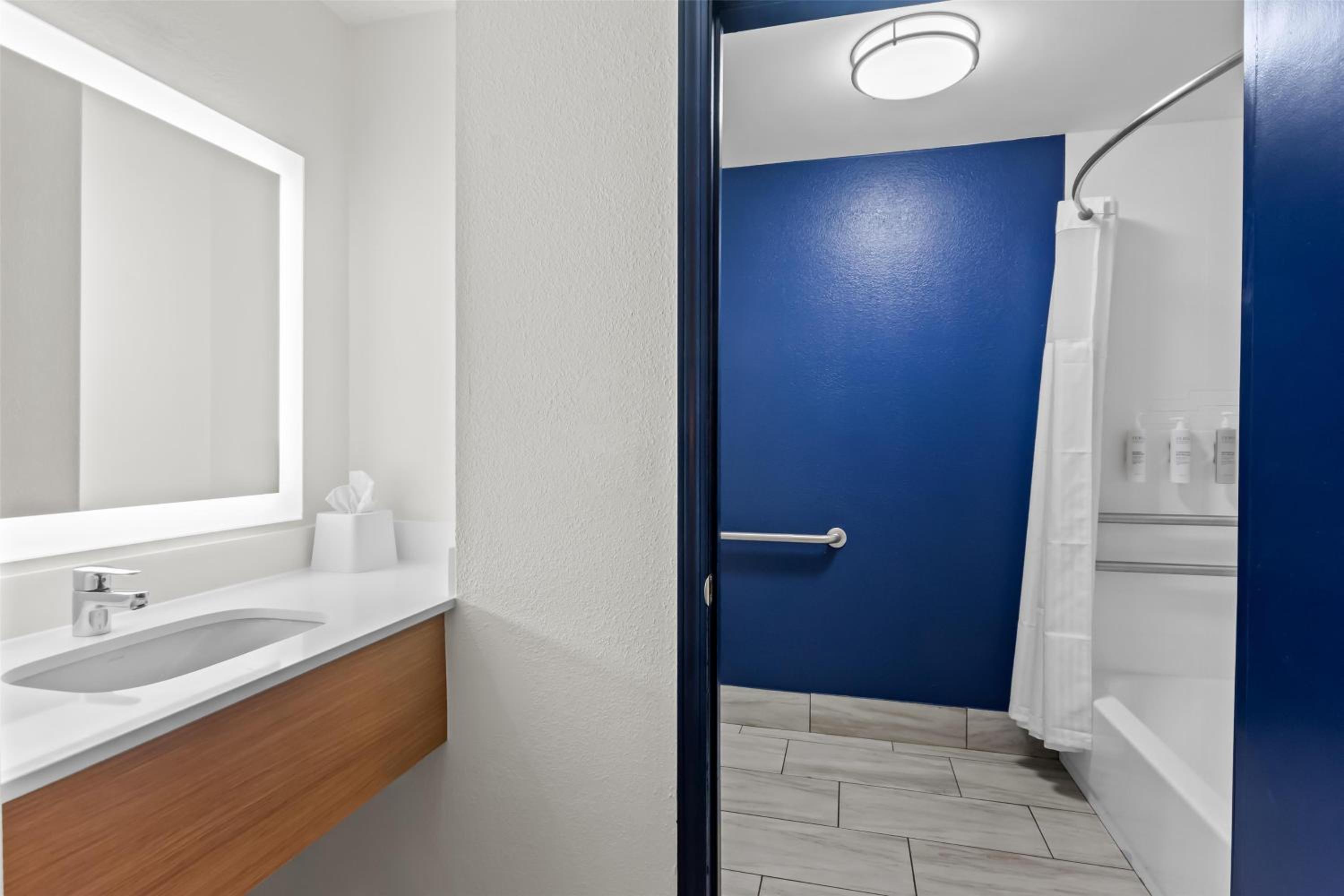 King Room with Mobility Accessible Tub - Photo 4