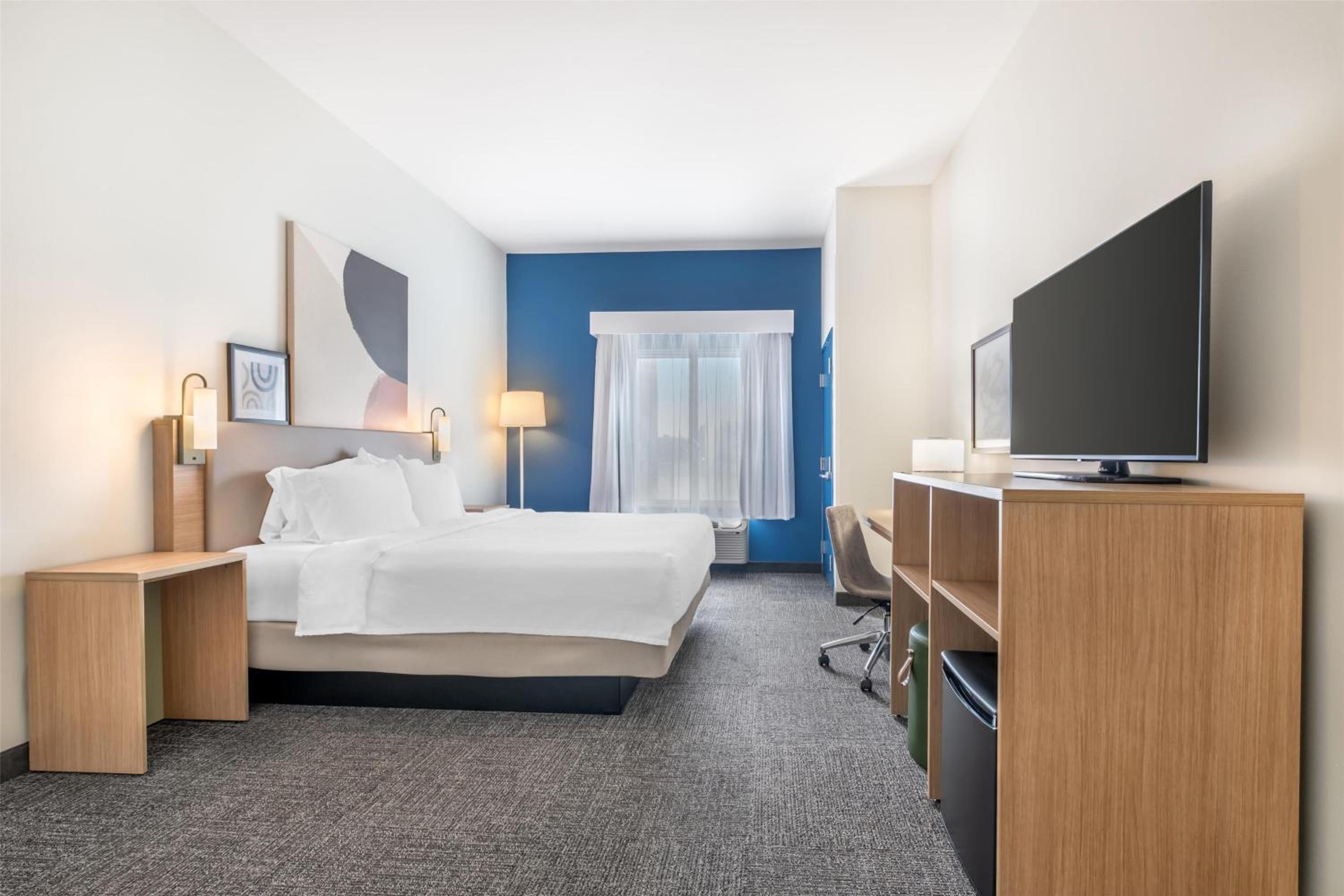 King Room - Mobility Accessible  - Photo 3
