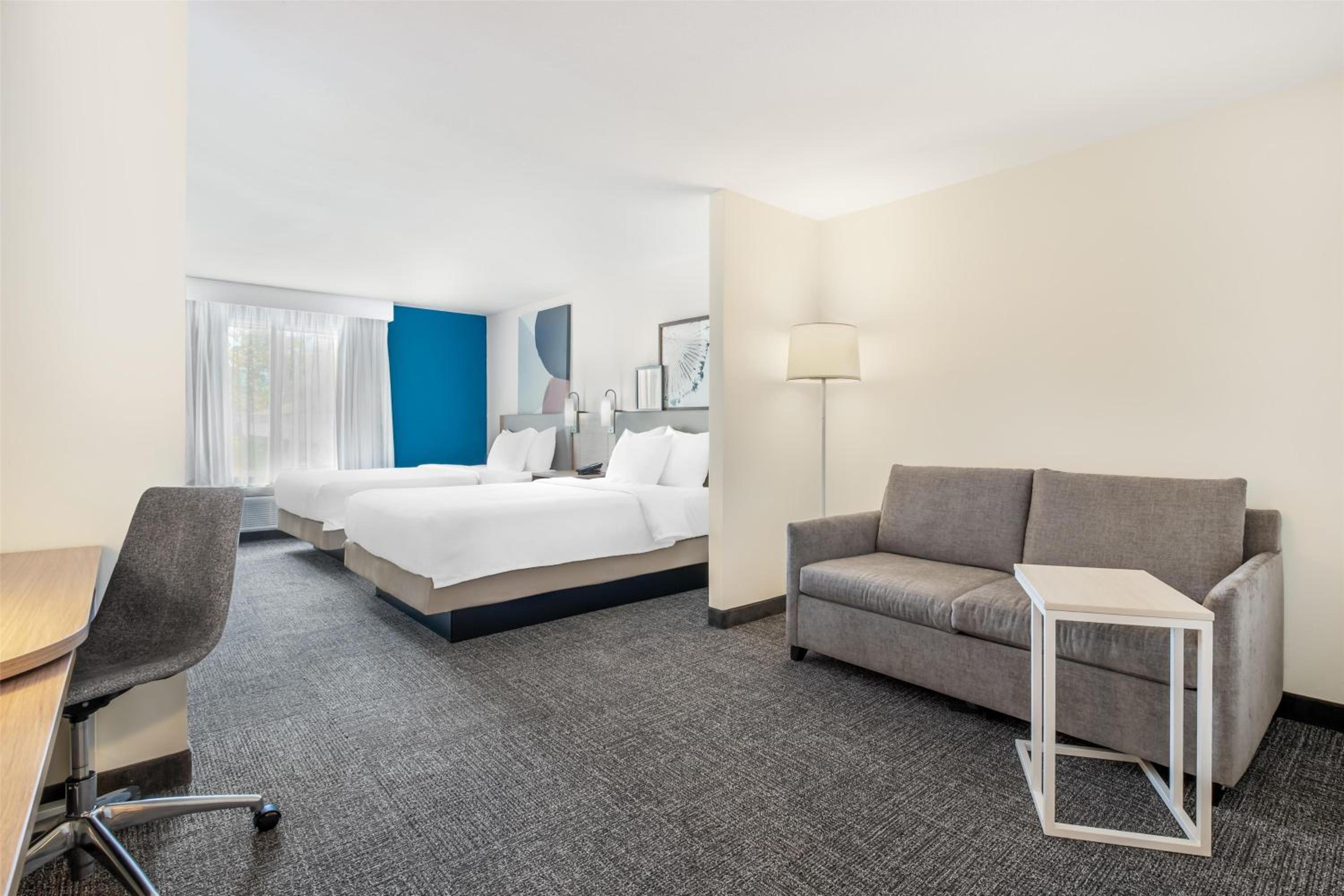 One-Bedroom Queen Suite with Two Queen Beds - Photo 2