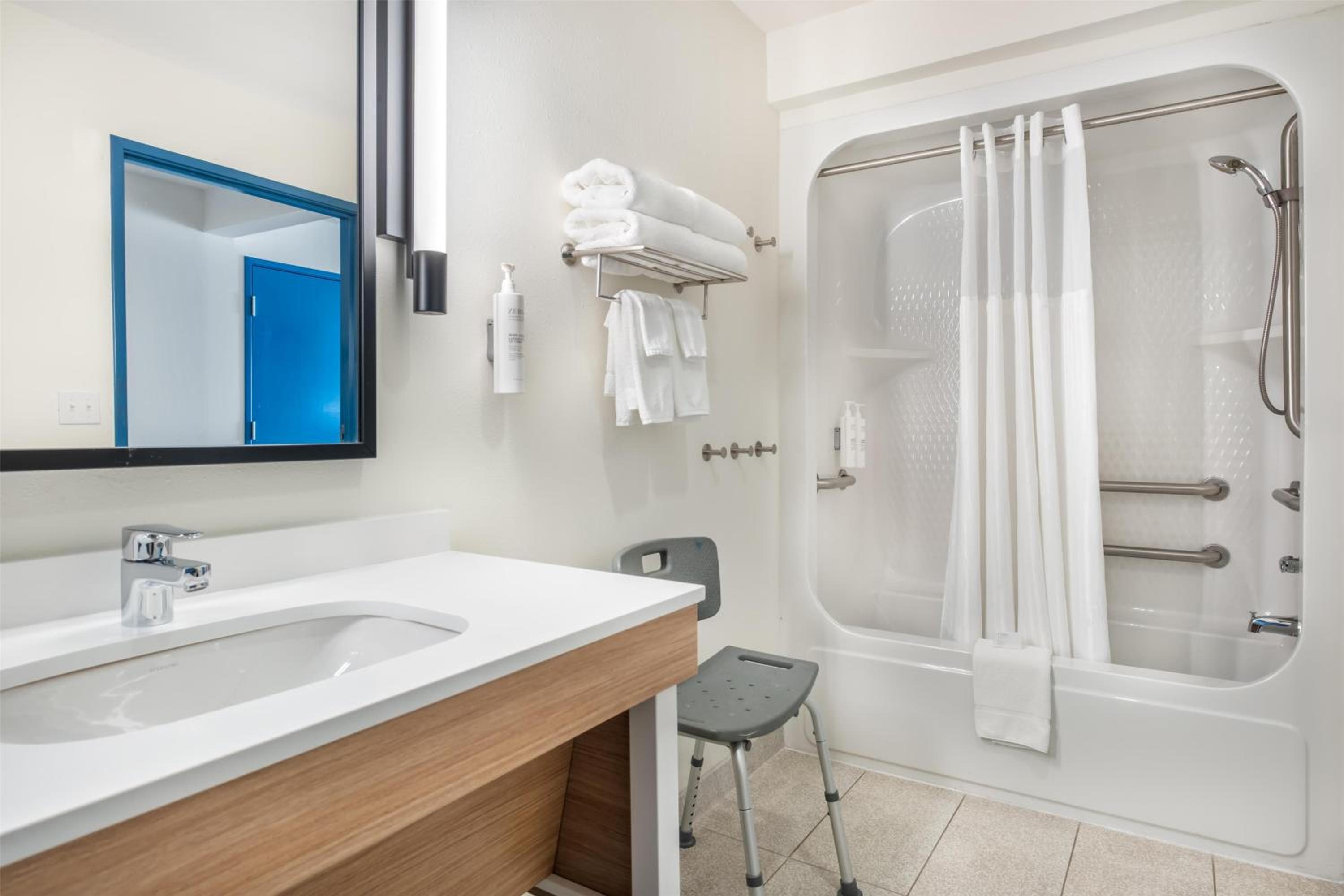 Queen Room with Two Queen Beds and Tub - Mobility Accessible - Photo 3