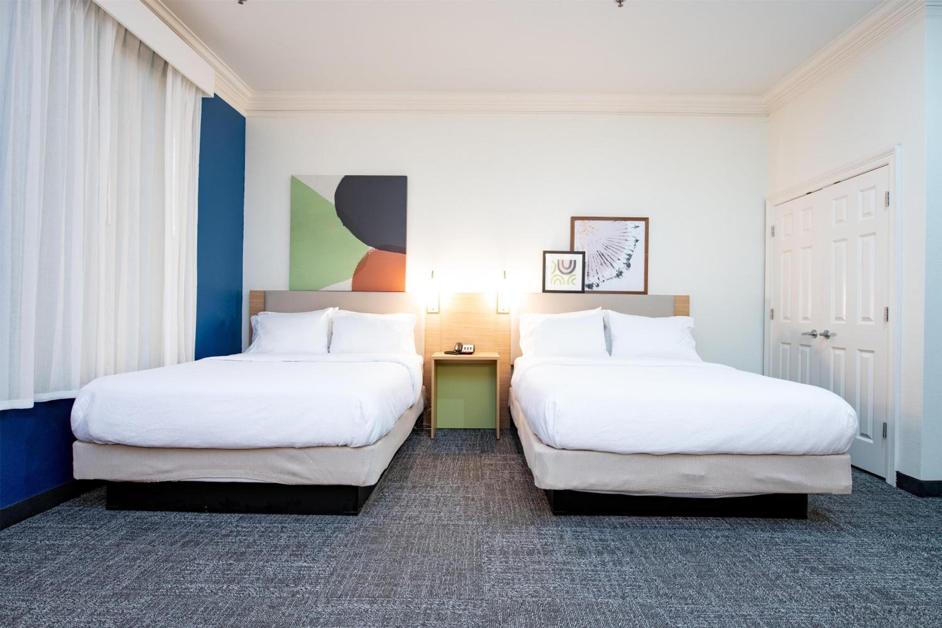 Queen Room with Two Queen Beds - Photo 4