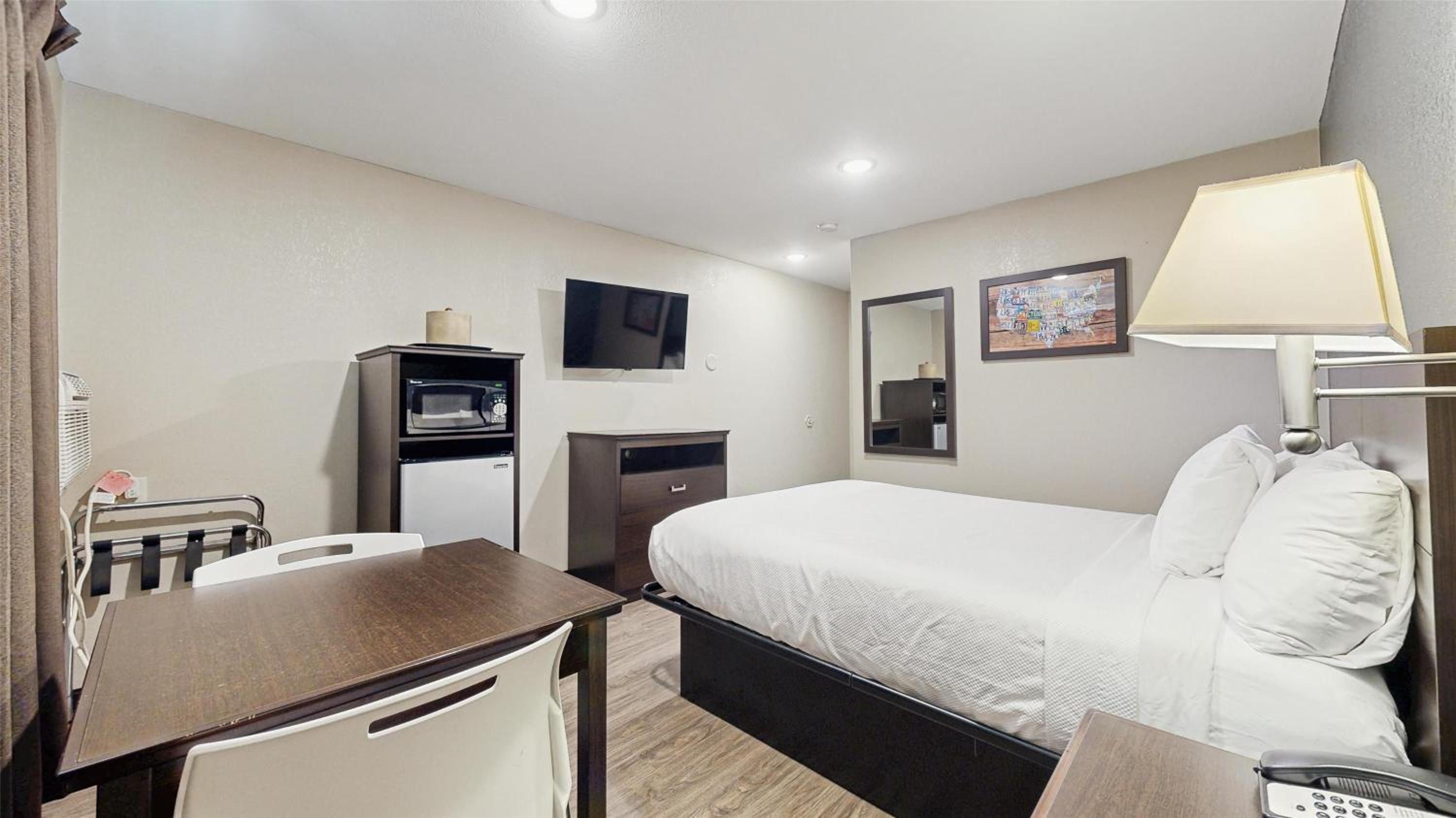 1 King Bed, Non-Smoking, Refrigerator & Microwave - Photo 2