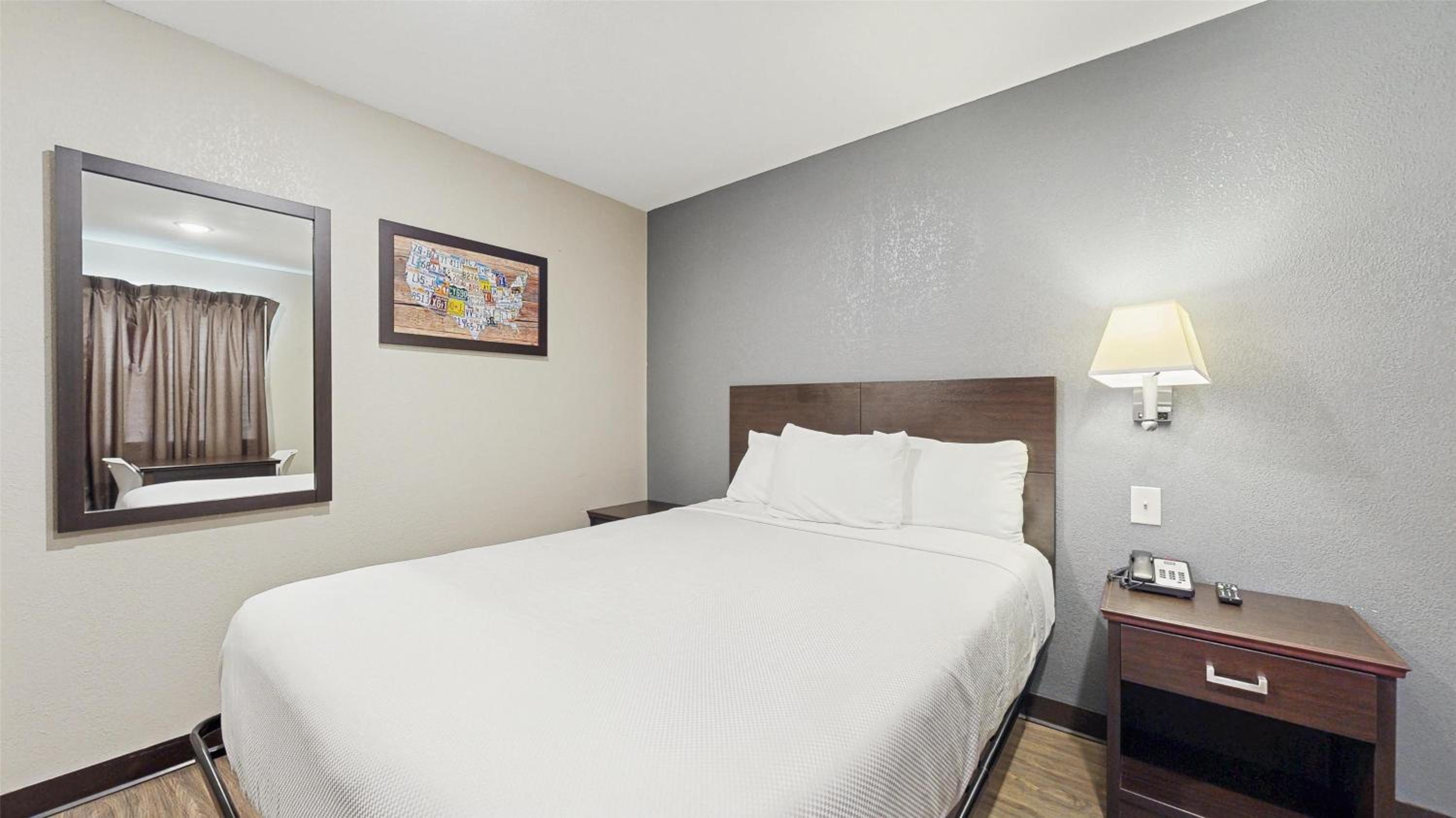 1 King Bed, Non-Smoking, Refrigerator & Microwave - Photo 3