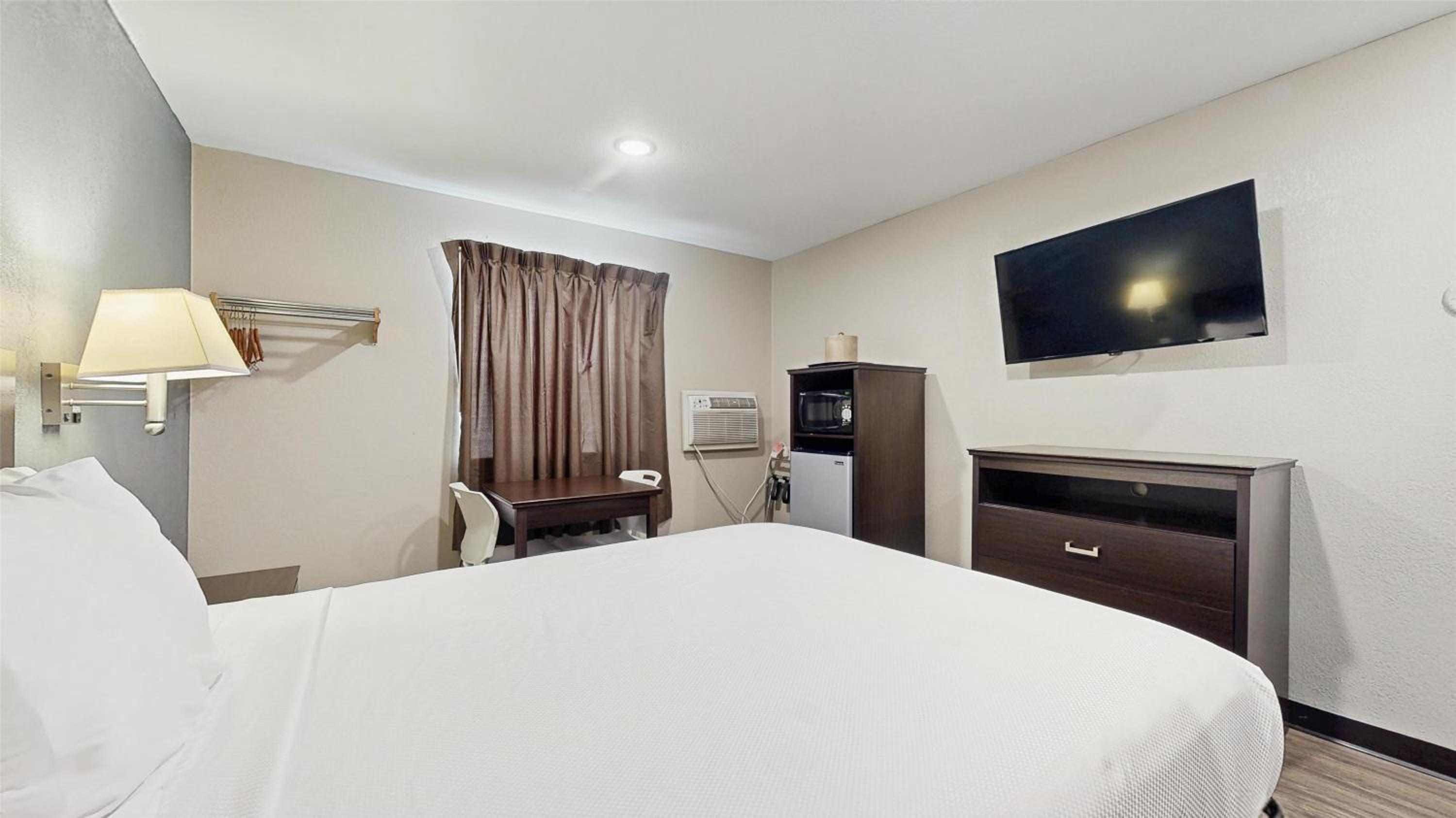 1 King Bed, Non-Smoking, Refrigerator & Microwave - Photo 4