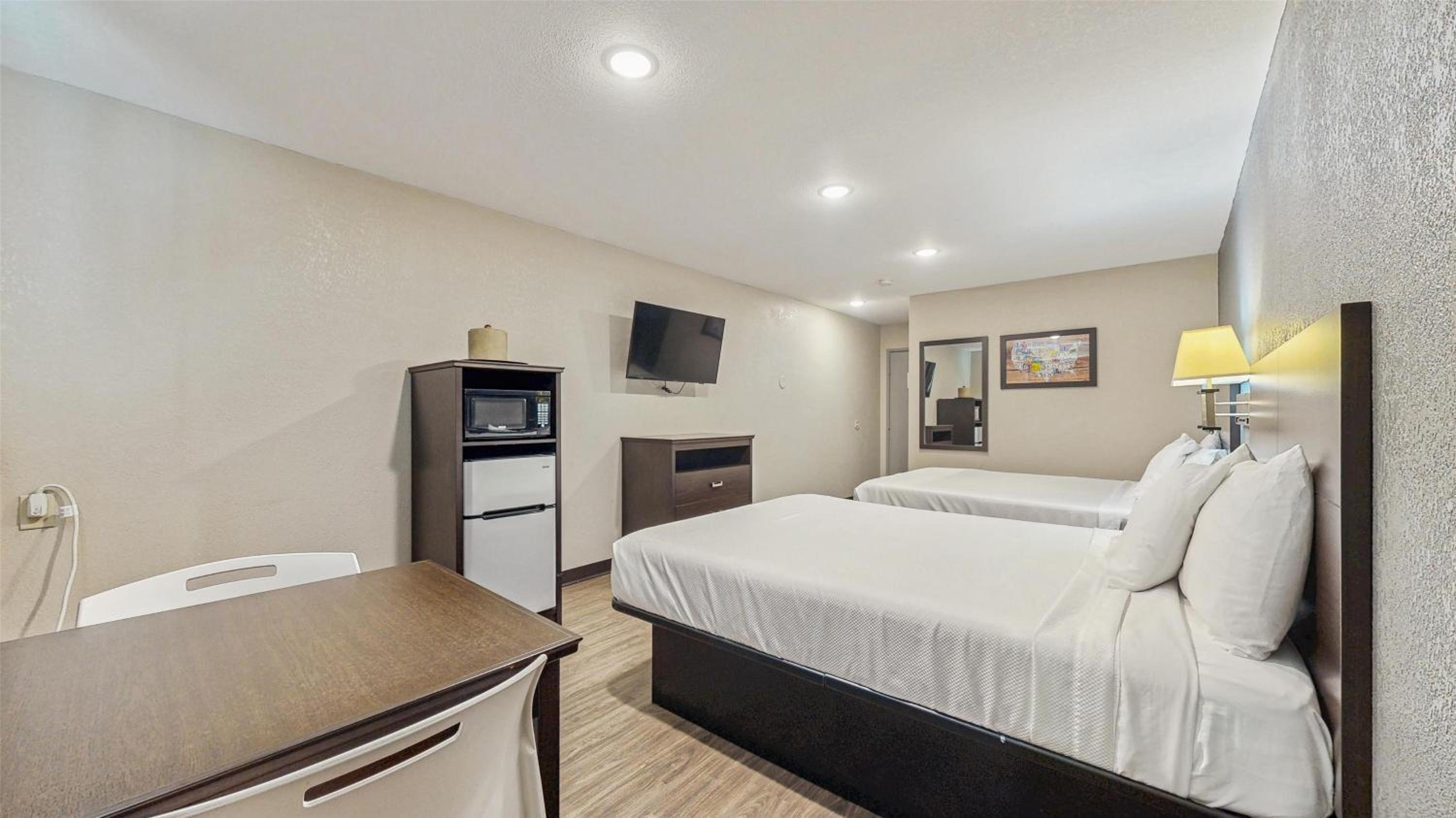 Suite, 2 Queen Beds with Sofa bed, Smoking, Refrigerator & Microwave - Photo 4