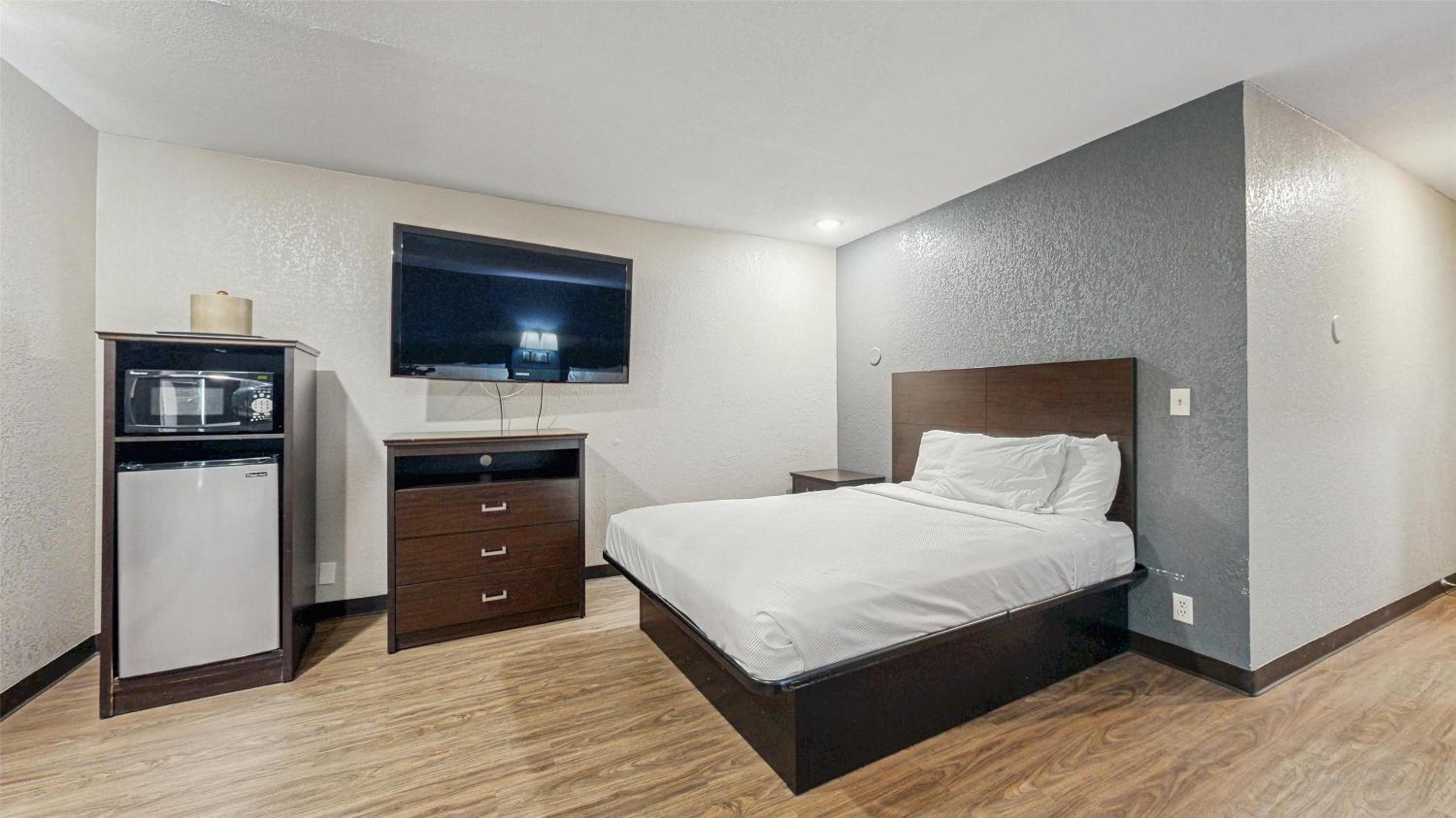 Family Room, 3 Queen Beds, Non-Smoking, Refrigerator & Microwave - Photo 2