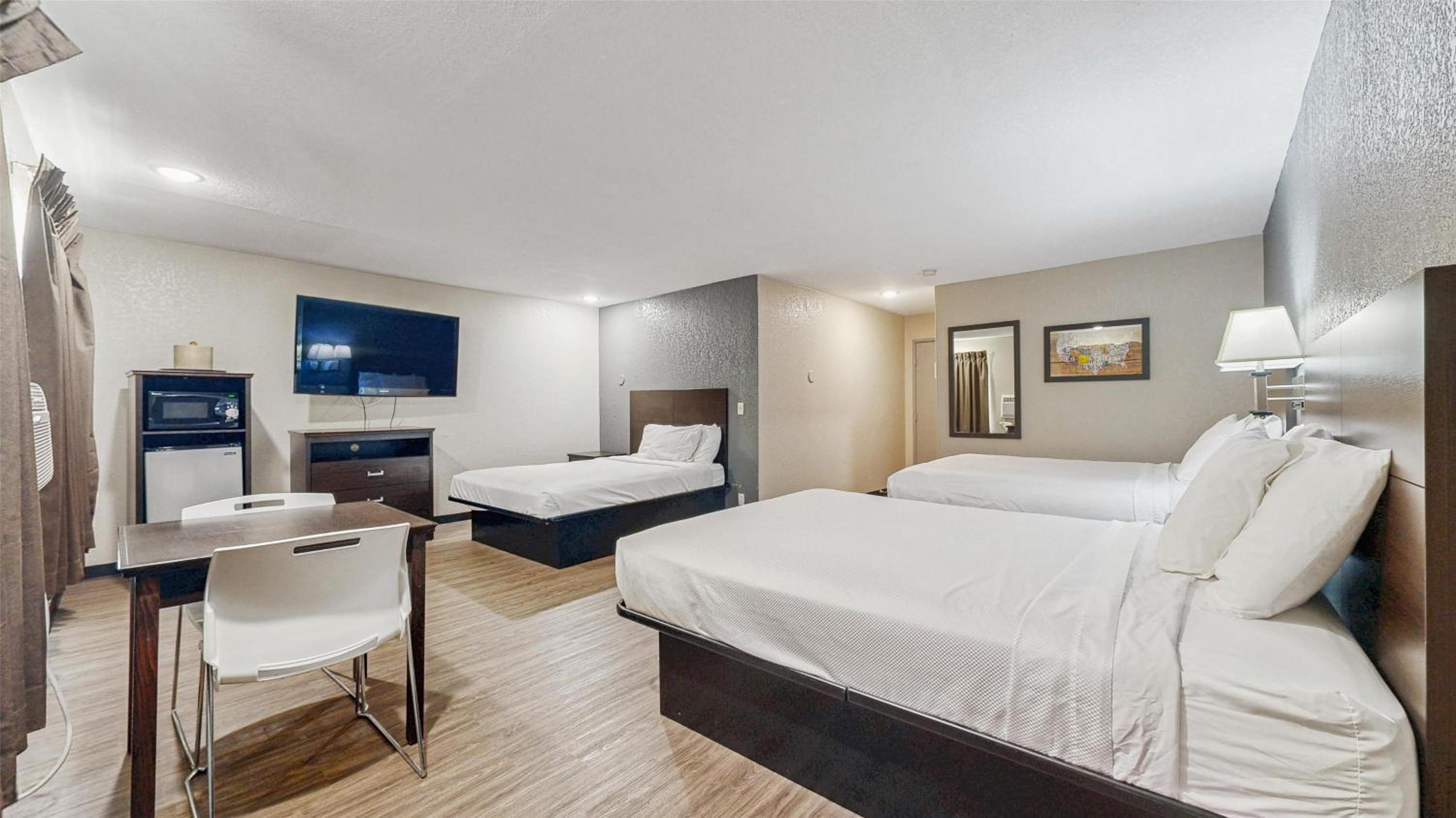 Family Room, 3 Queen Beds, Non-Smoking, Refrigerator & Microwave - Photo 1