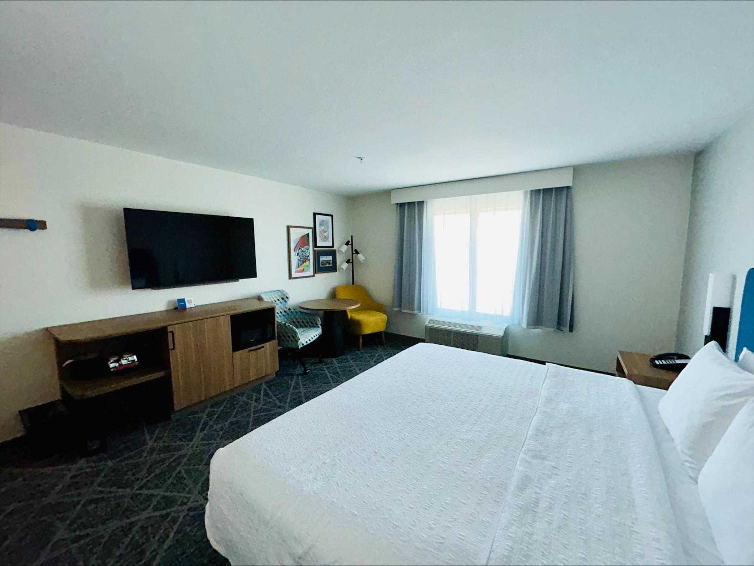 King Room with Bath Tub - Mobility Access - Photo 3