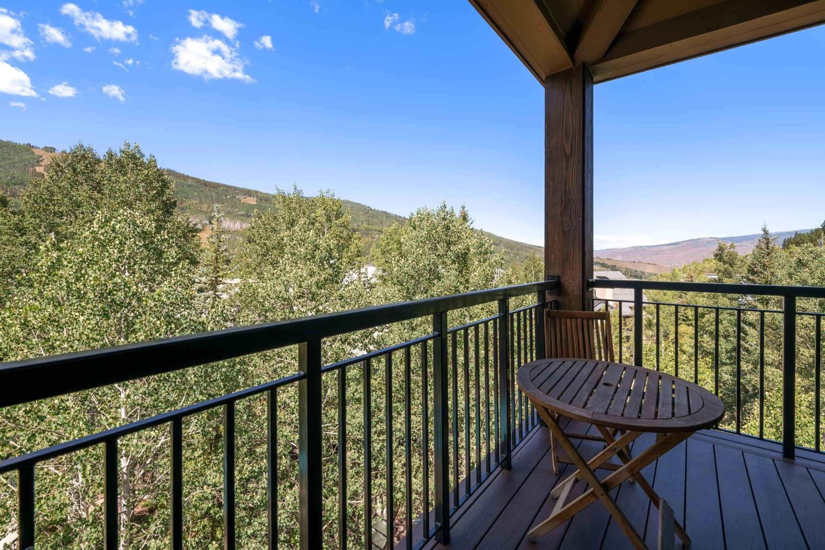 Three-Bedroom Apartment With Mountain View photo 2