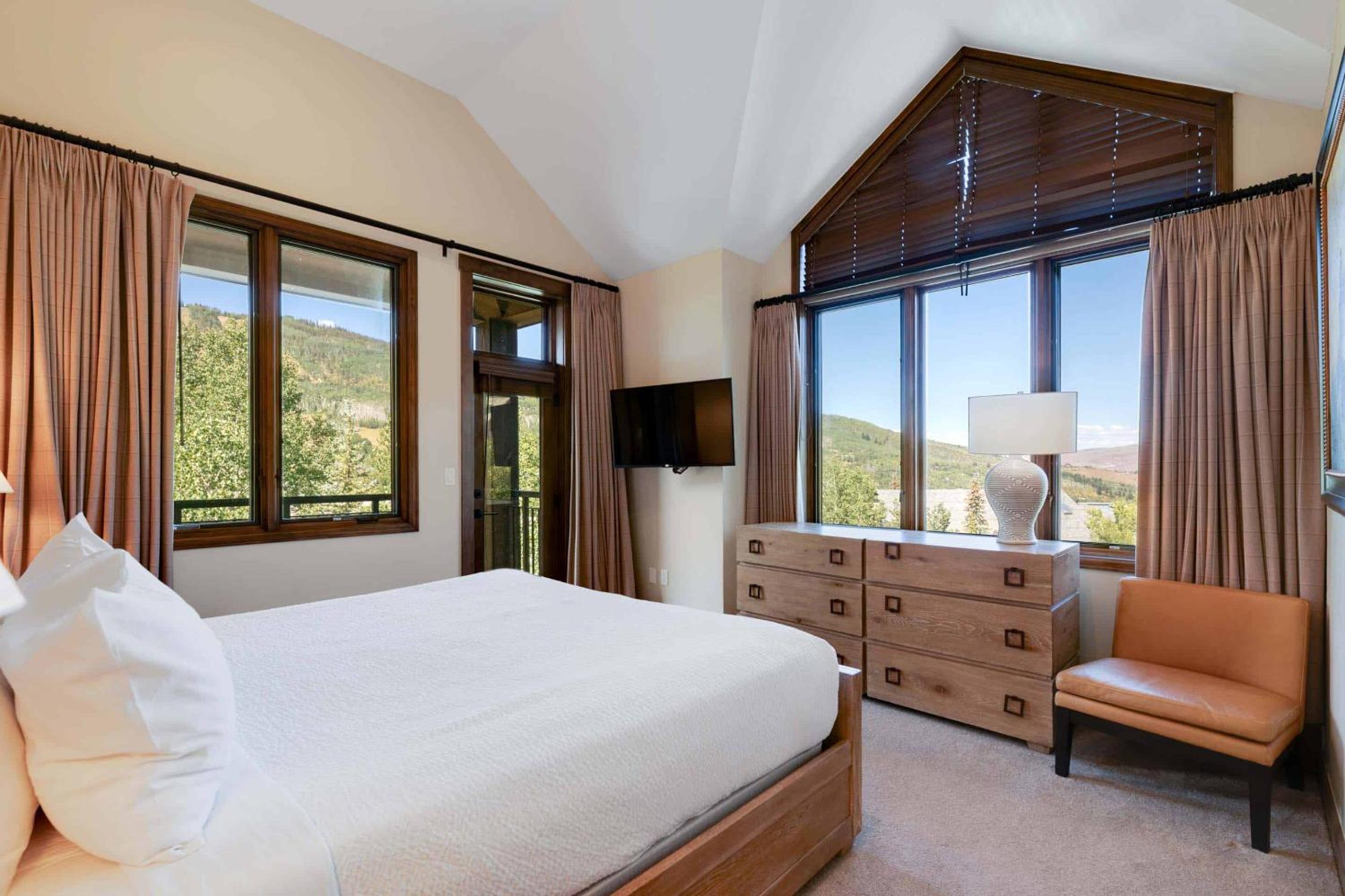 Three-Bedroom Apartment With Mountain View photo 3