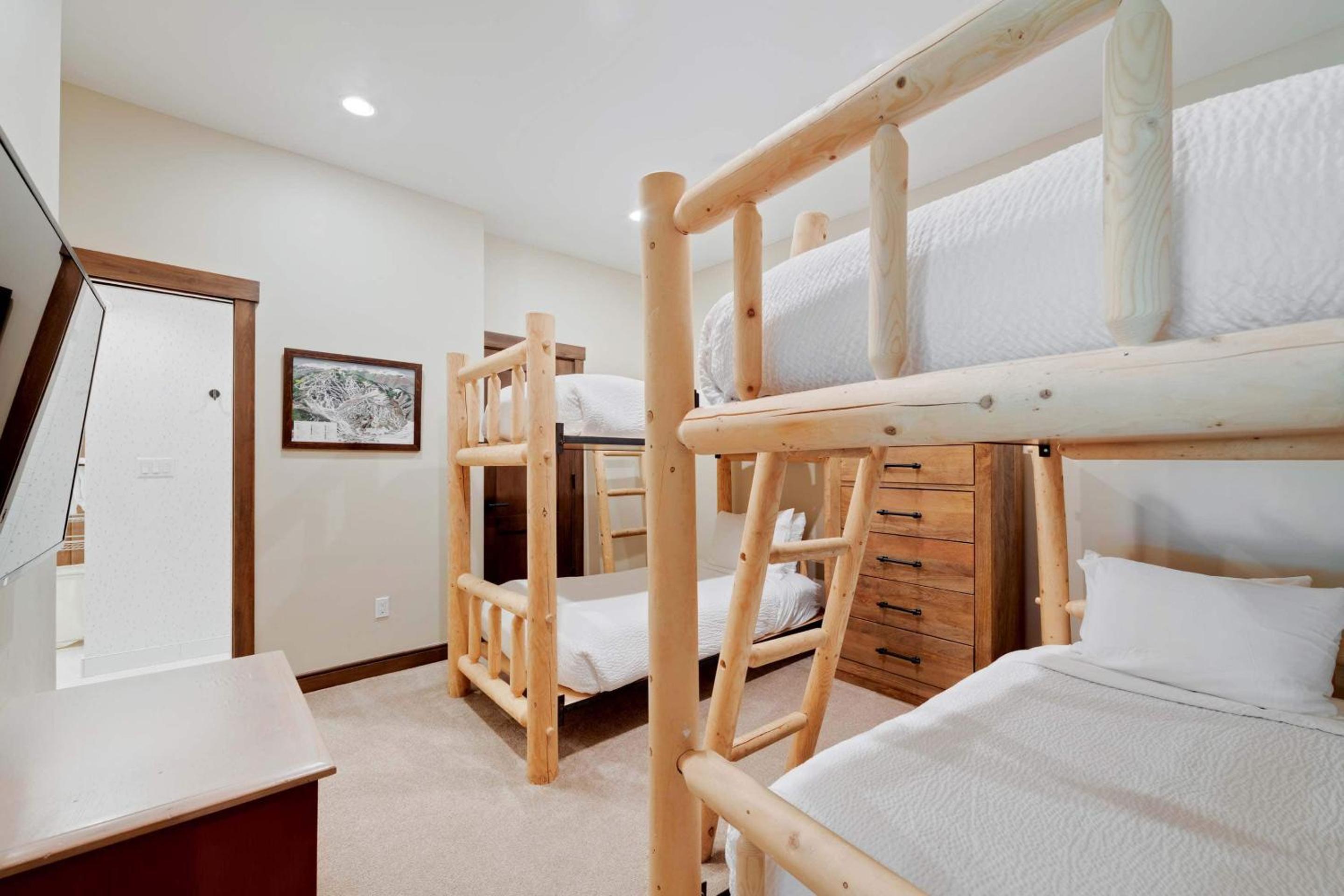 Three-Bedroom Apartment with Mountain View photo 3