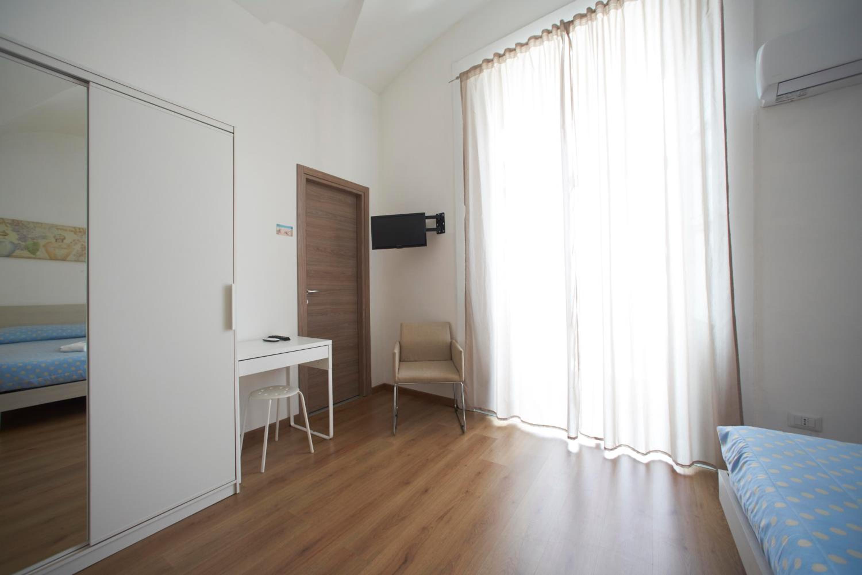 Large Double Room with Sea View - Photo 3