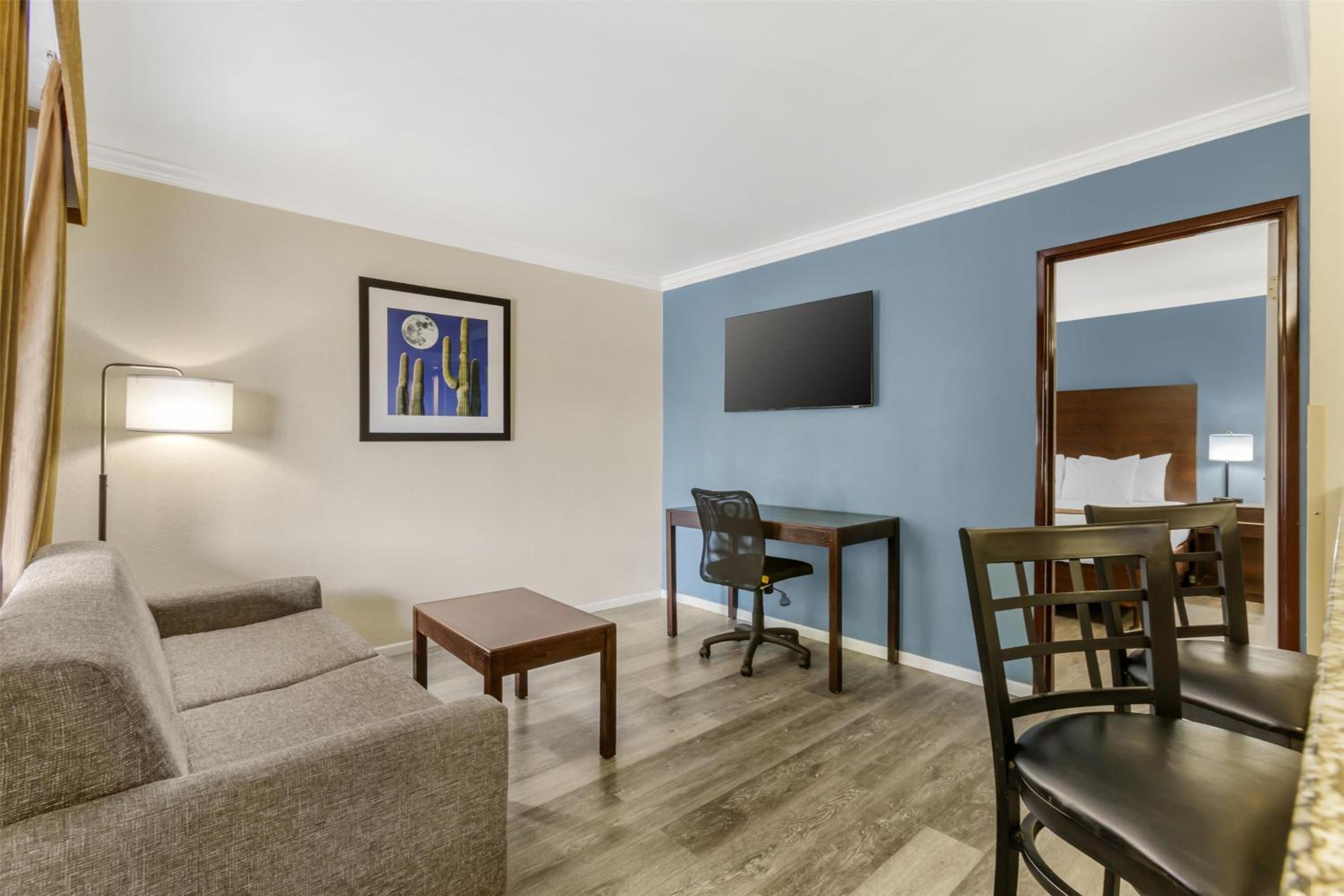 Queen Suite with Two Queen Beds and Kitchenette - Non-Smoking photo 3