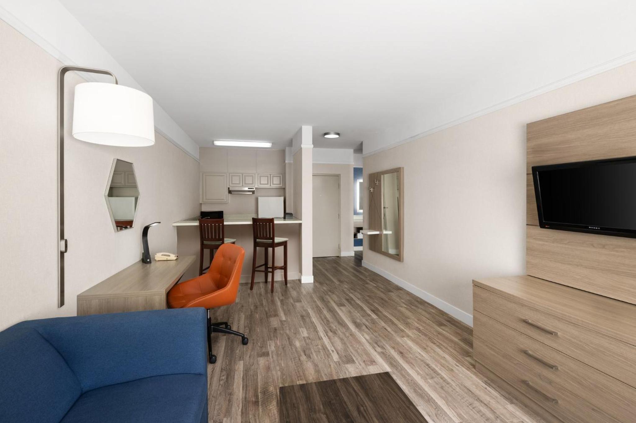 One-Bedroom Suite with Tub - Mobility Accessible - Photo 1