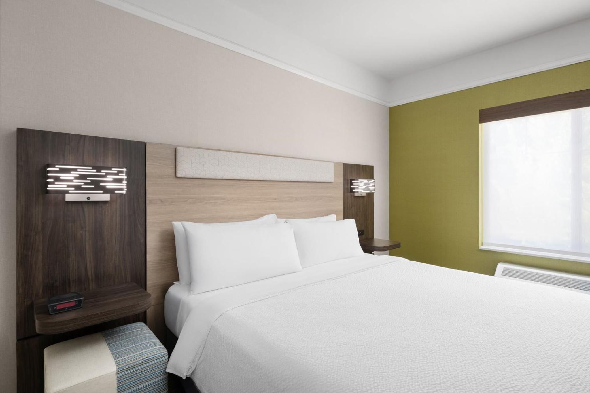 One-Bedroom Suite with Tub - Mobility Accessible - Photo 3