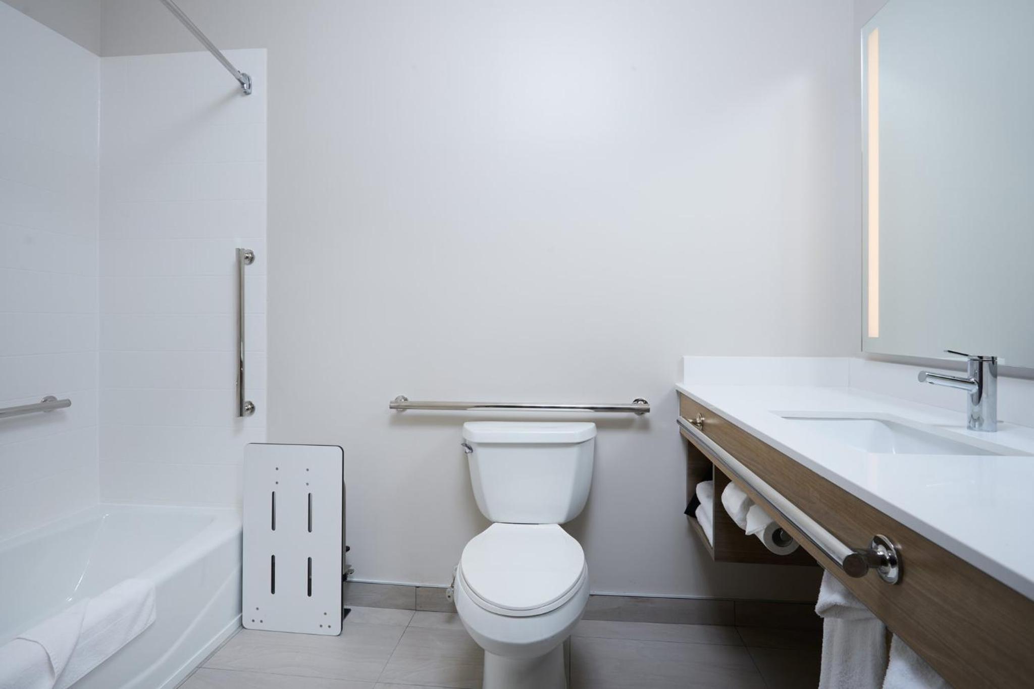 King Suite with Bath Tub - Disability Access photo 2