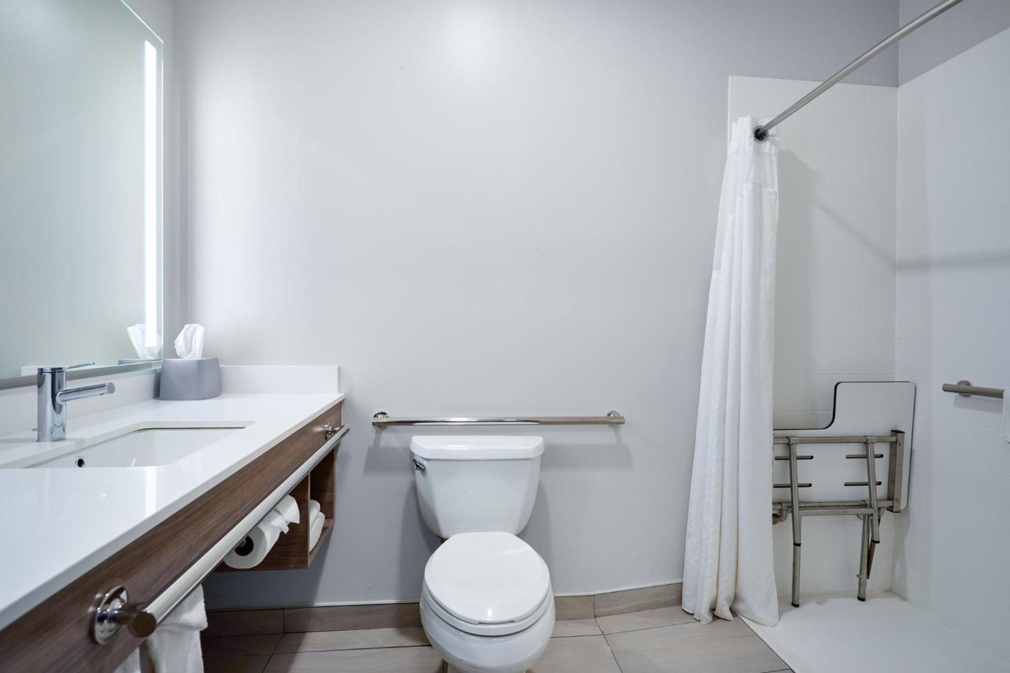 Standard Queen Room with Accessible Tub - Photo 2