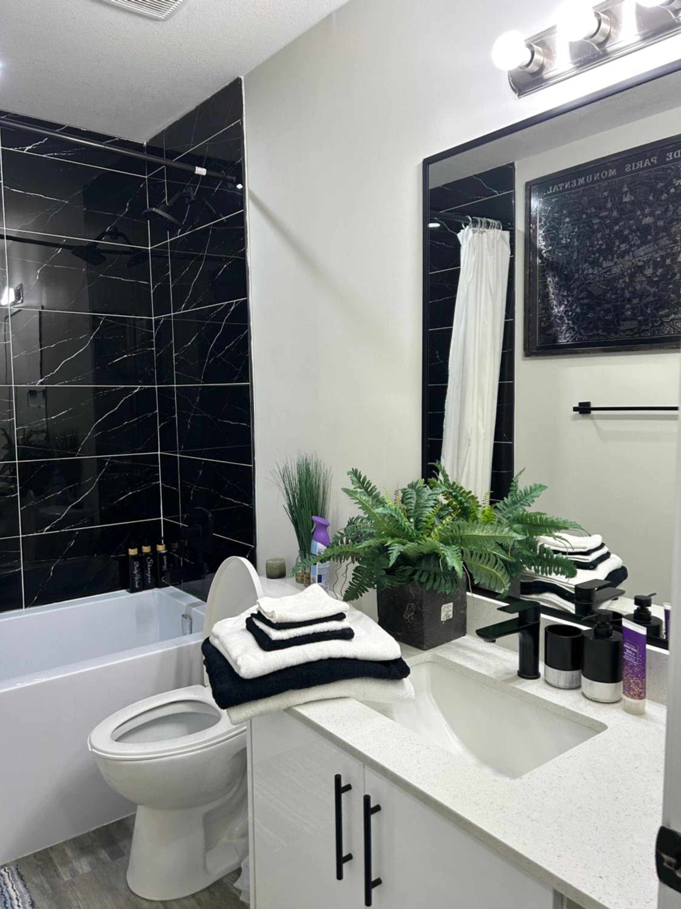 Queen Room with Shared Bathroom photo 1