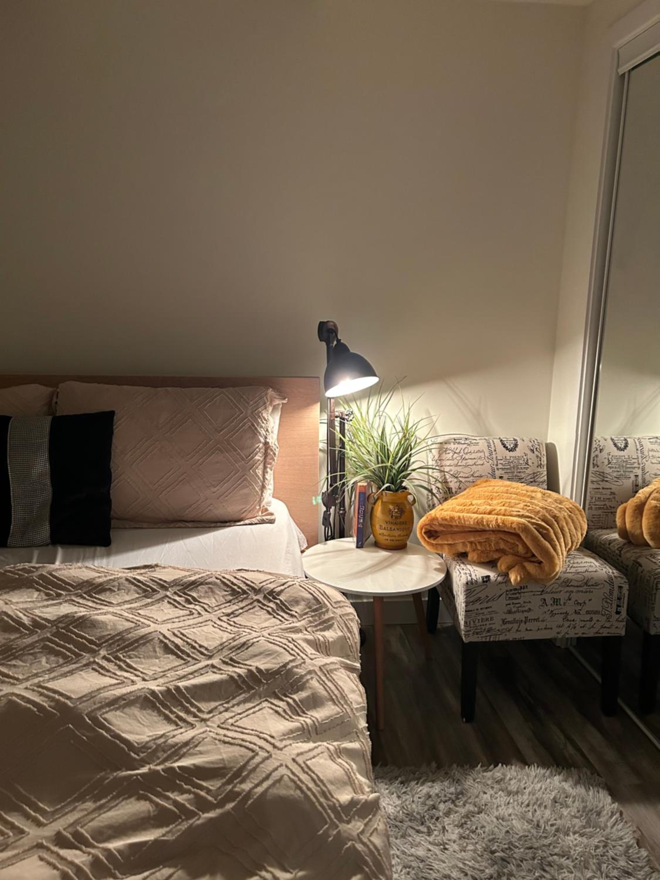 Queen Room with Shared Bathroom photo 1