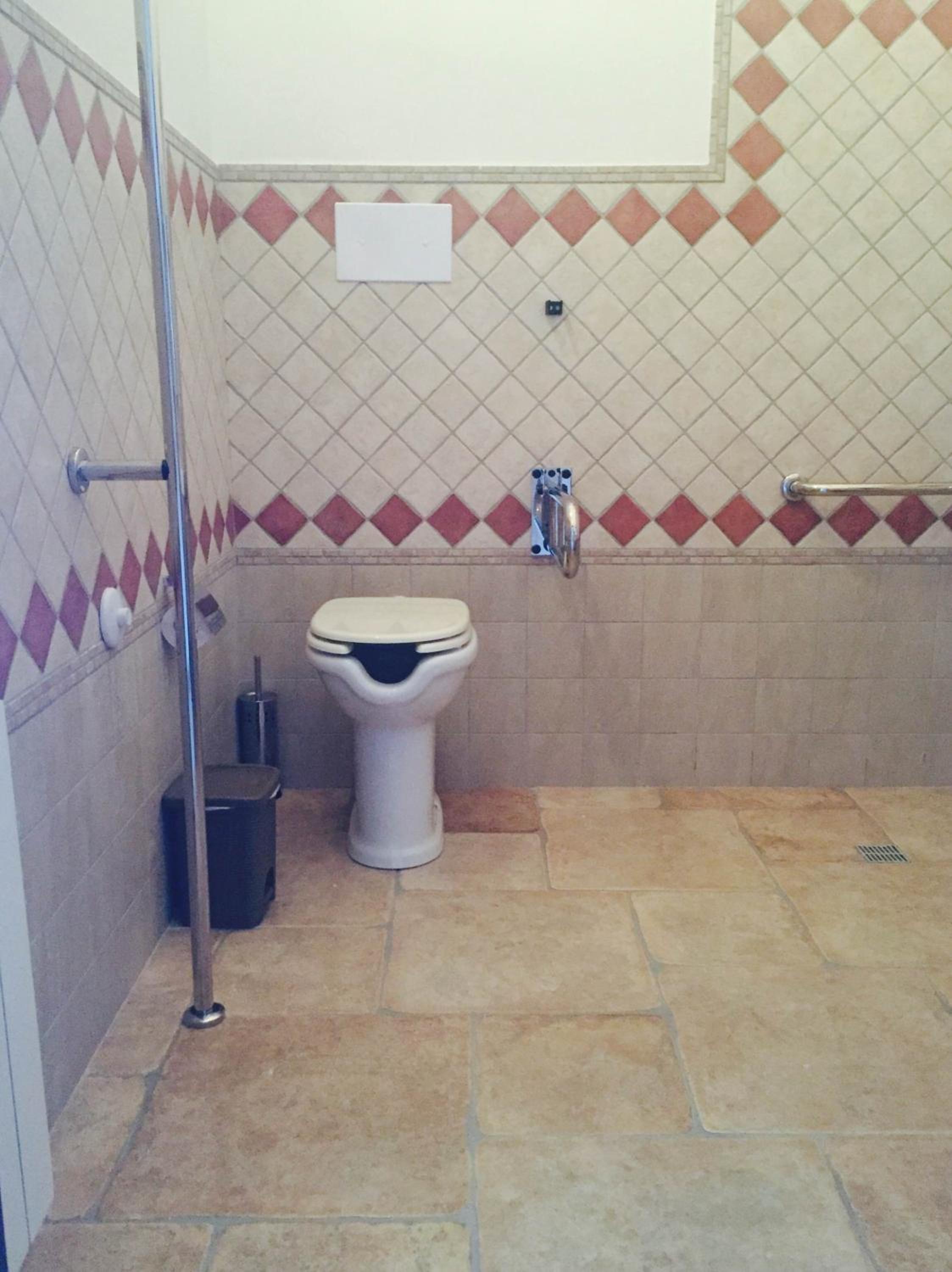 King Room - Disability Access - Photo 12