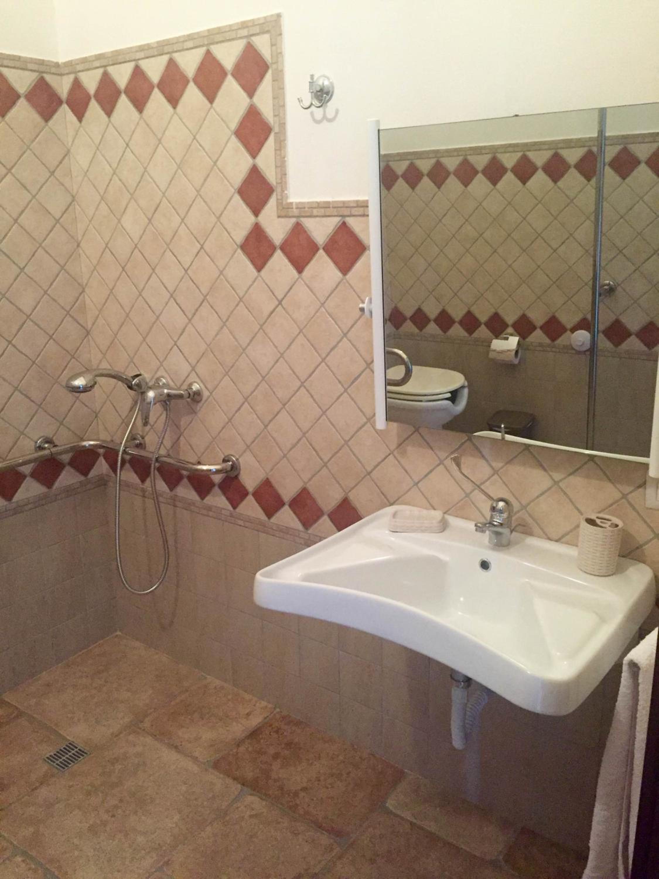 King Room - Disability Access - Photo 10