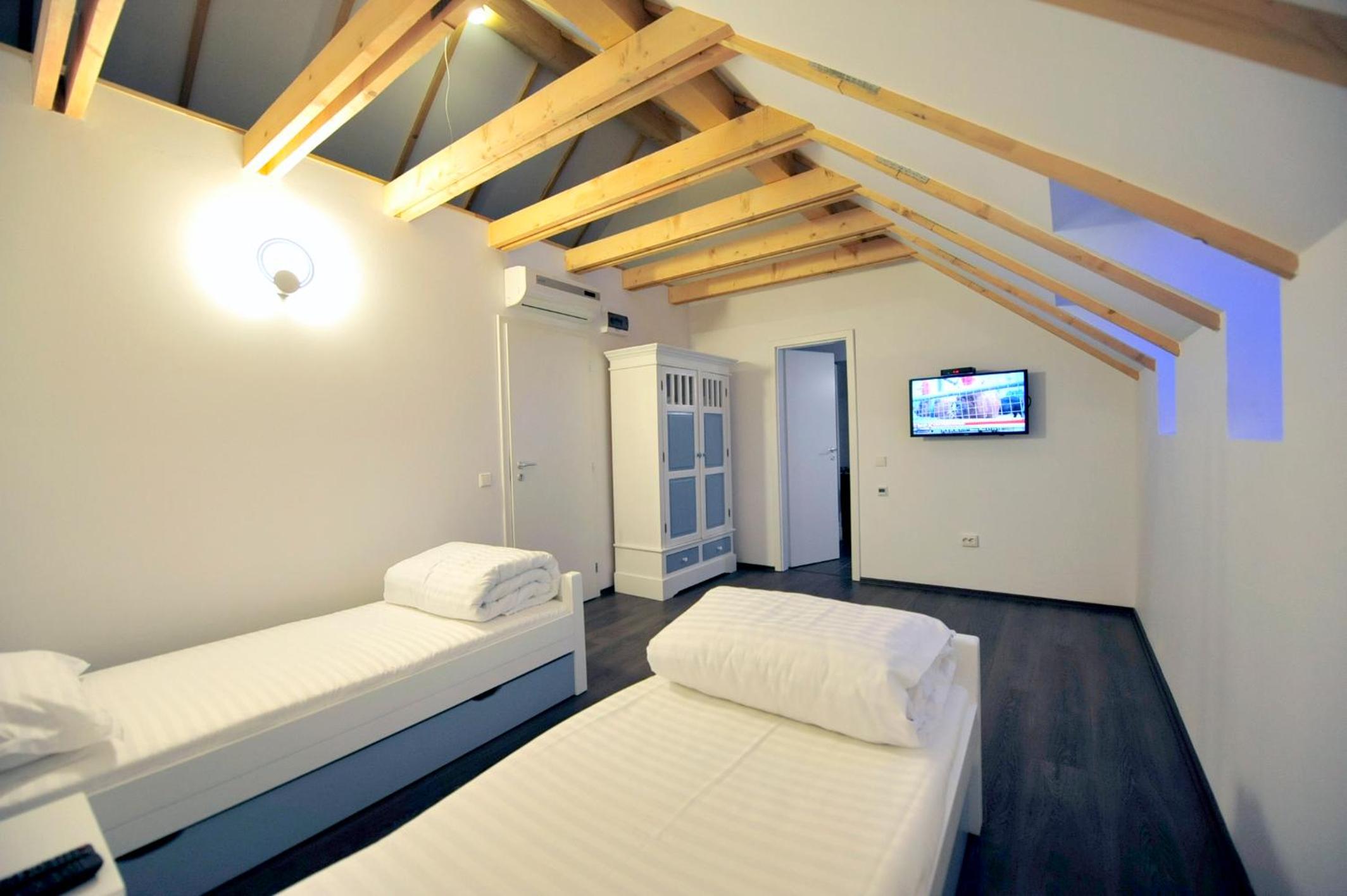 Twin Room - Photo 49