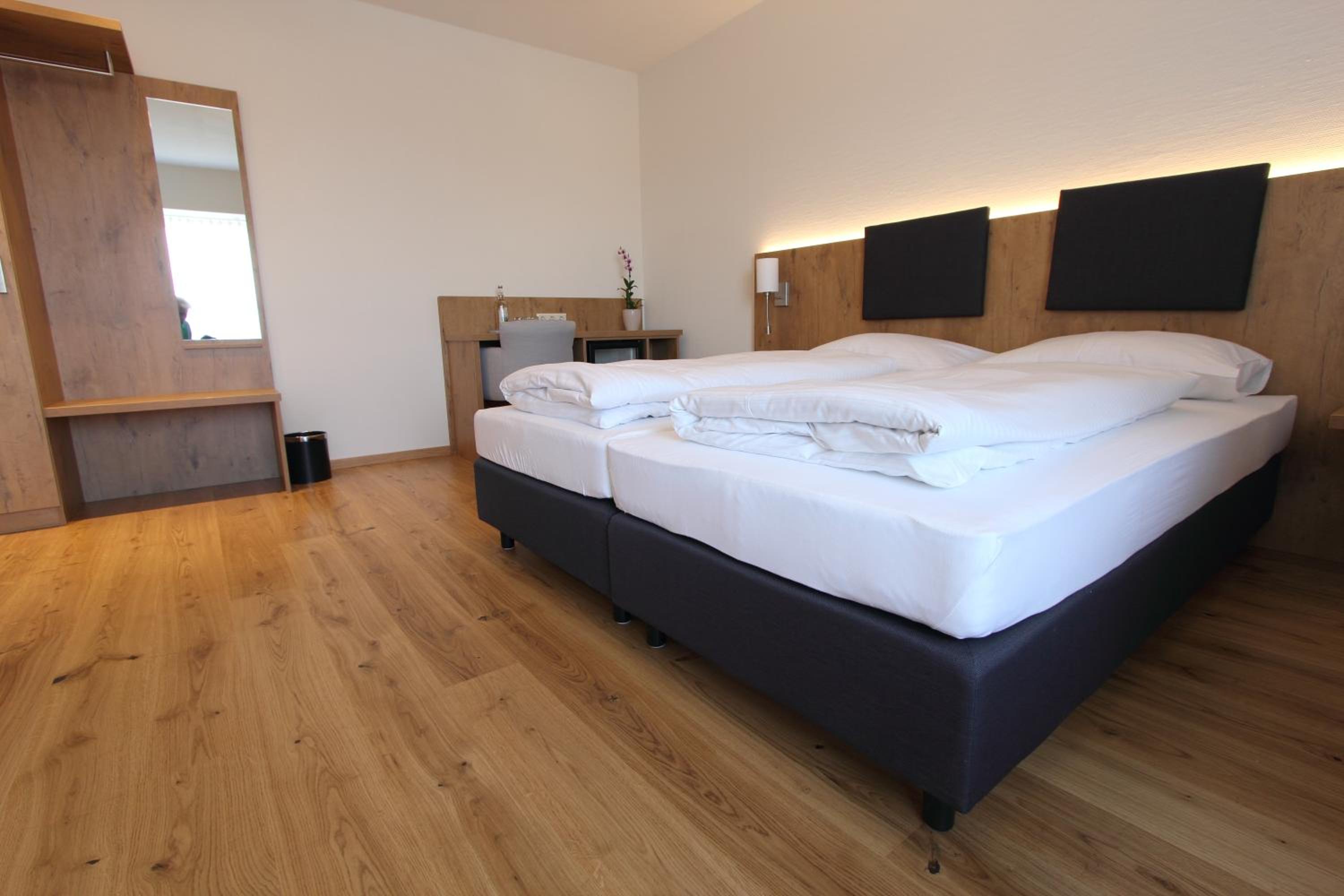 Double Room with Side Lake View - Photo 9