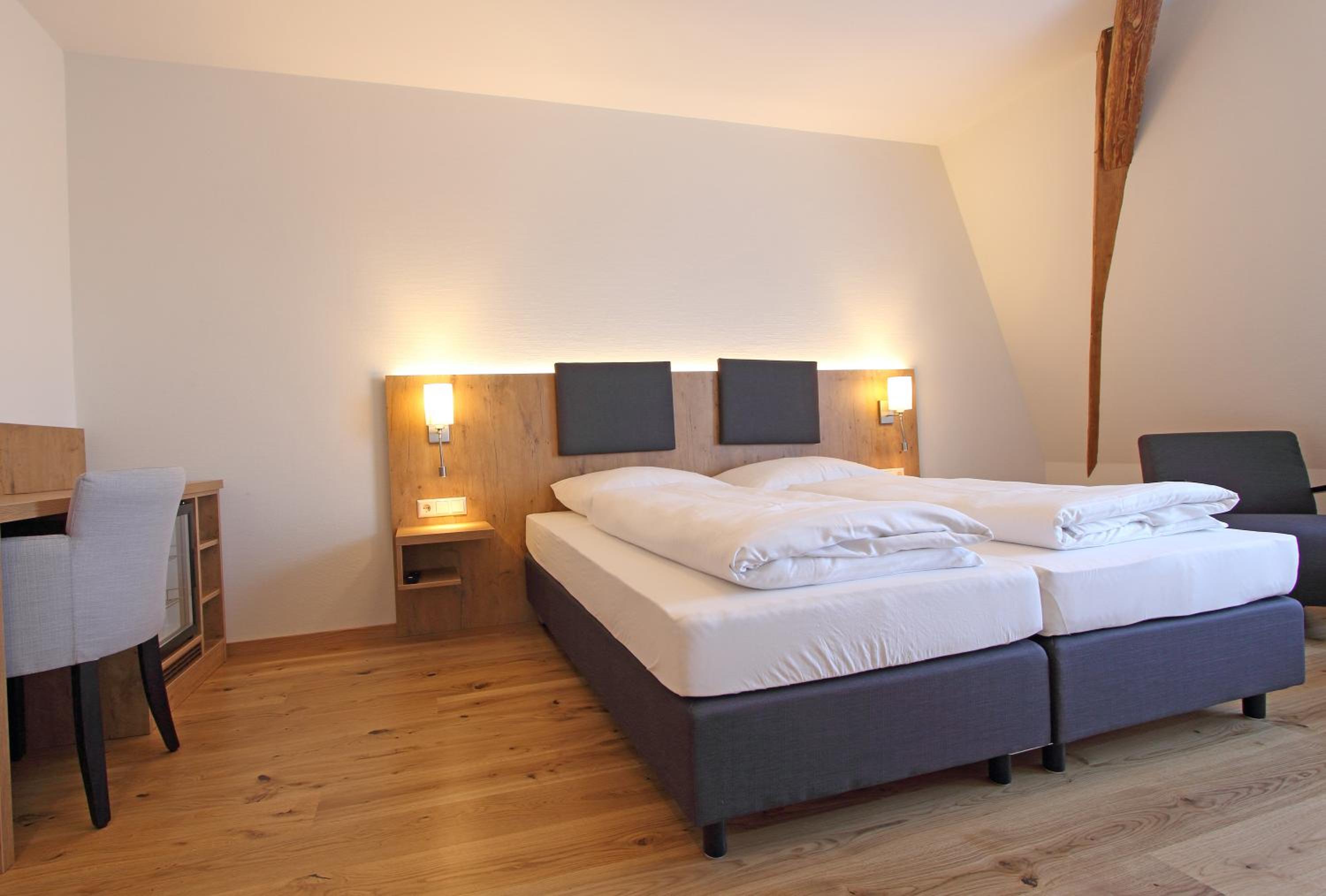 Double Room with Side Lake View - Photo 10