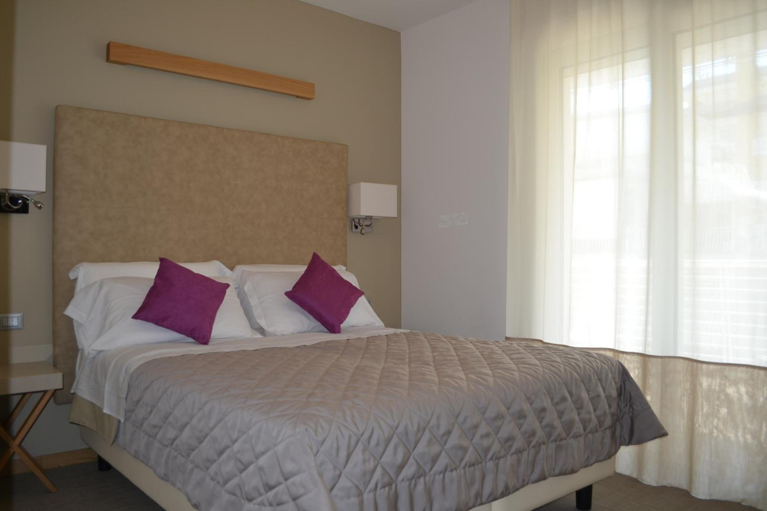 Deluxe Single Room with Partial Sea View - Photo 1
