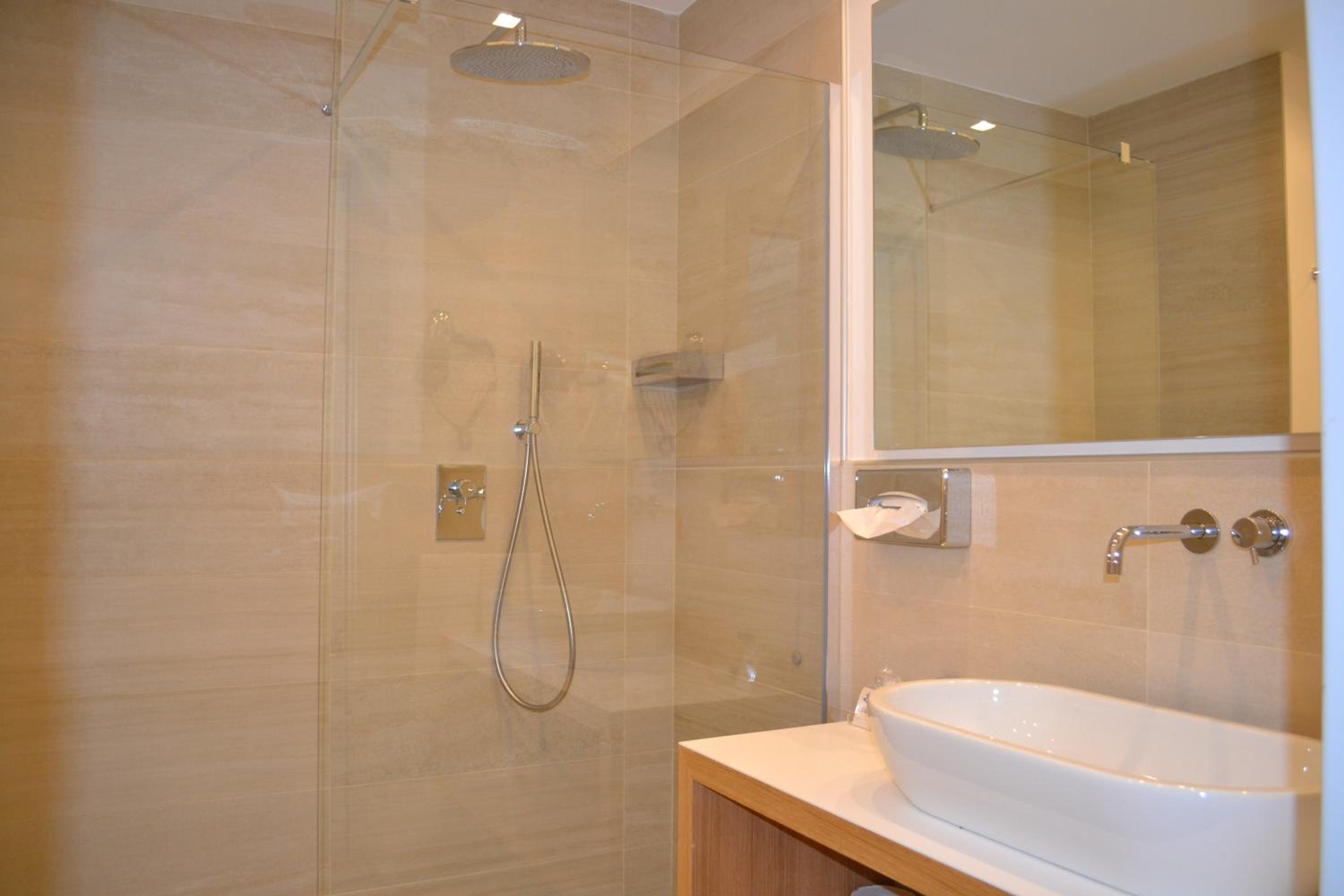 Deluxe Single Room with Partial Sea View - Photo 2