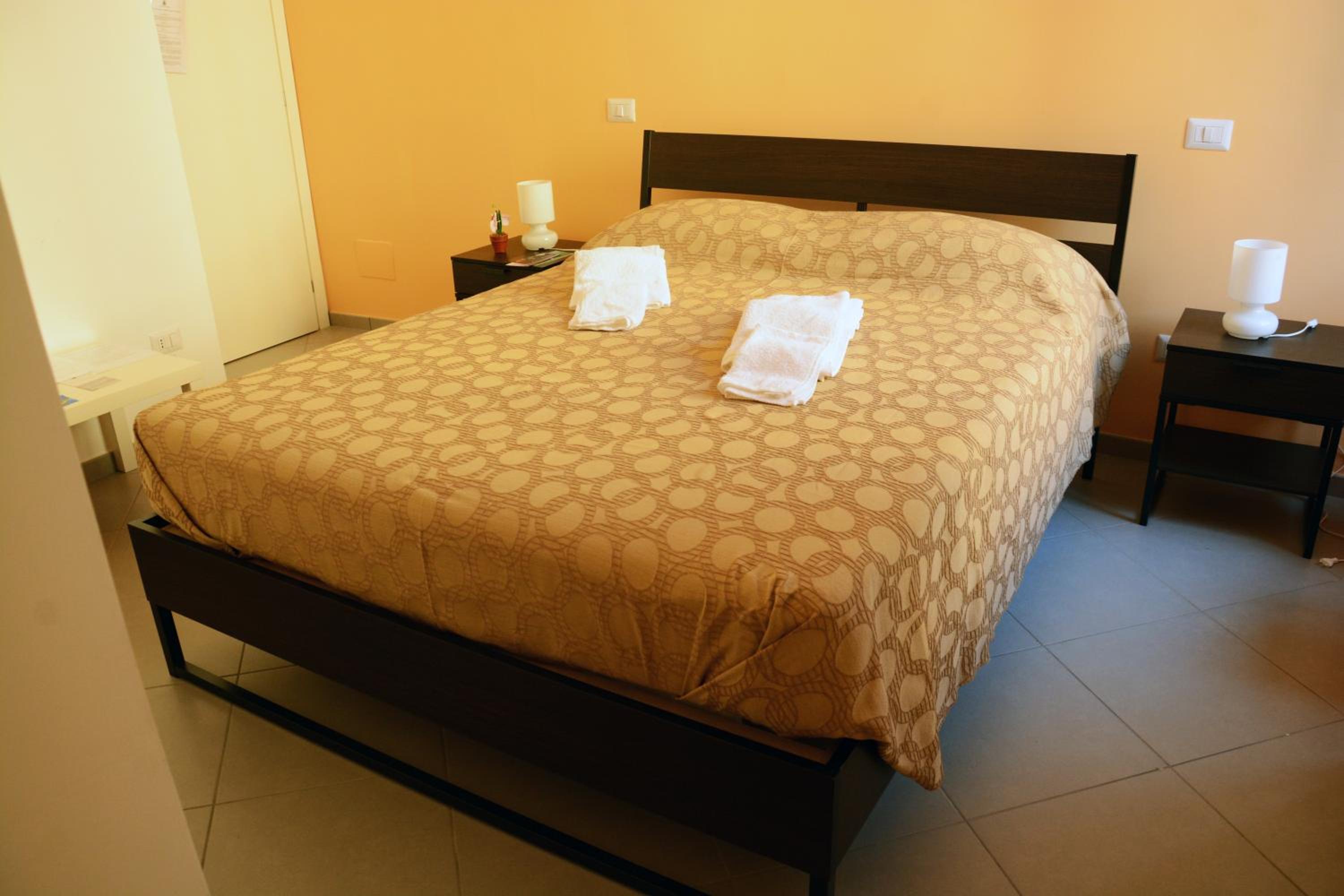 Double Room with Private Bathroom - Photo 26