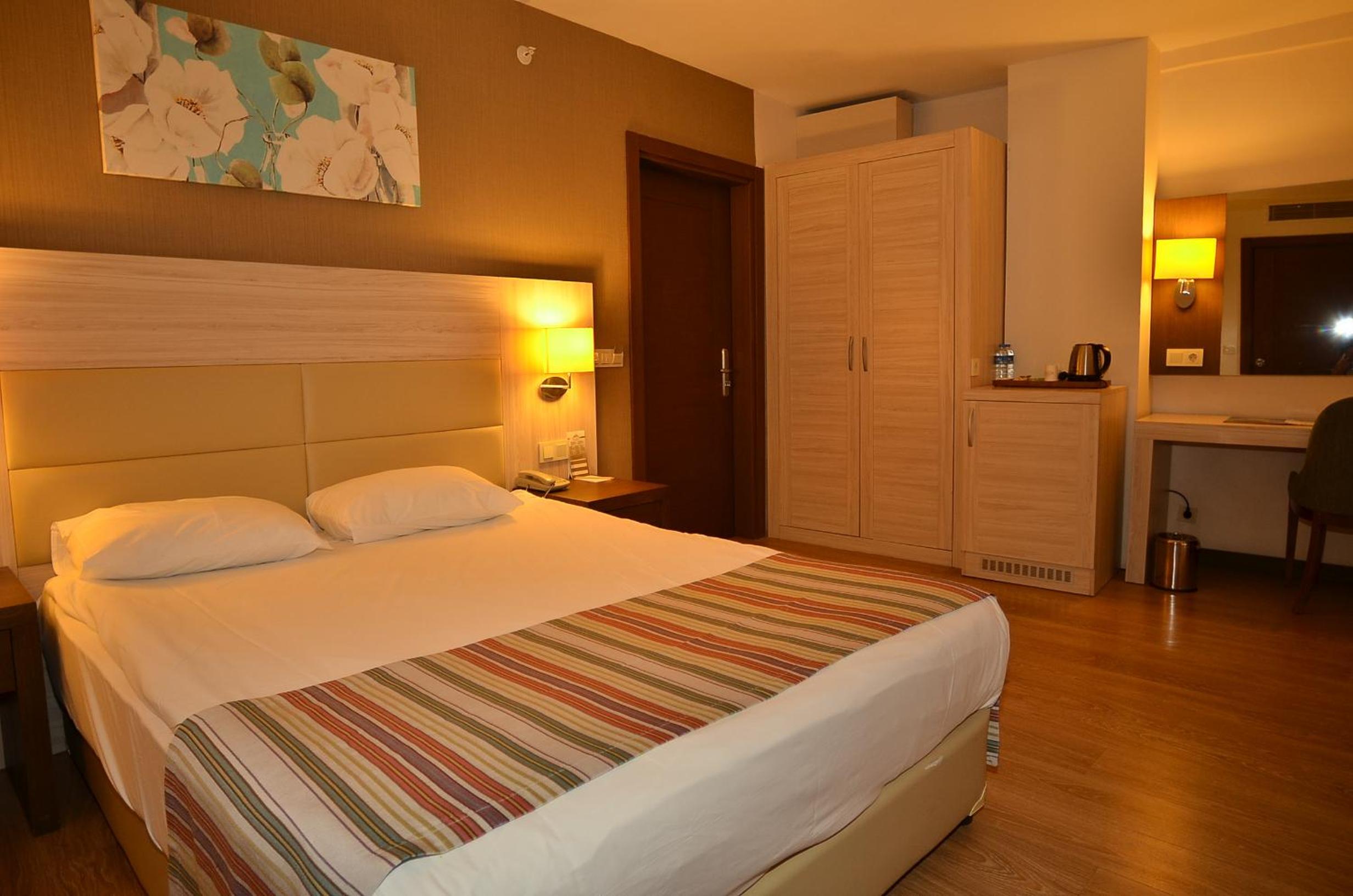 Double or Twin Room with Land View photo 2