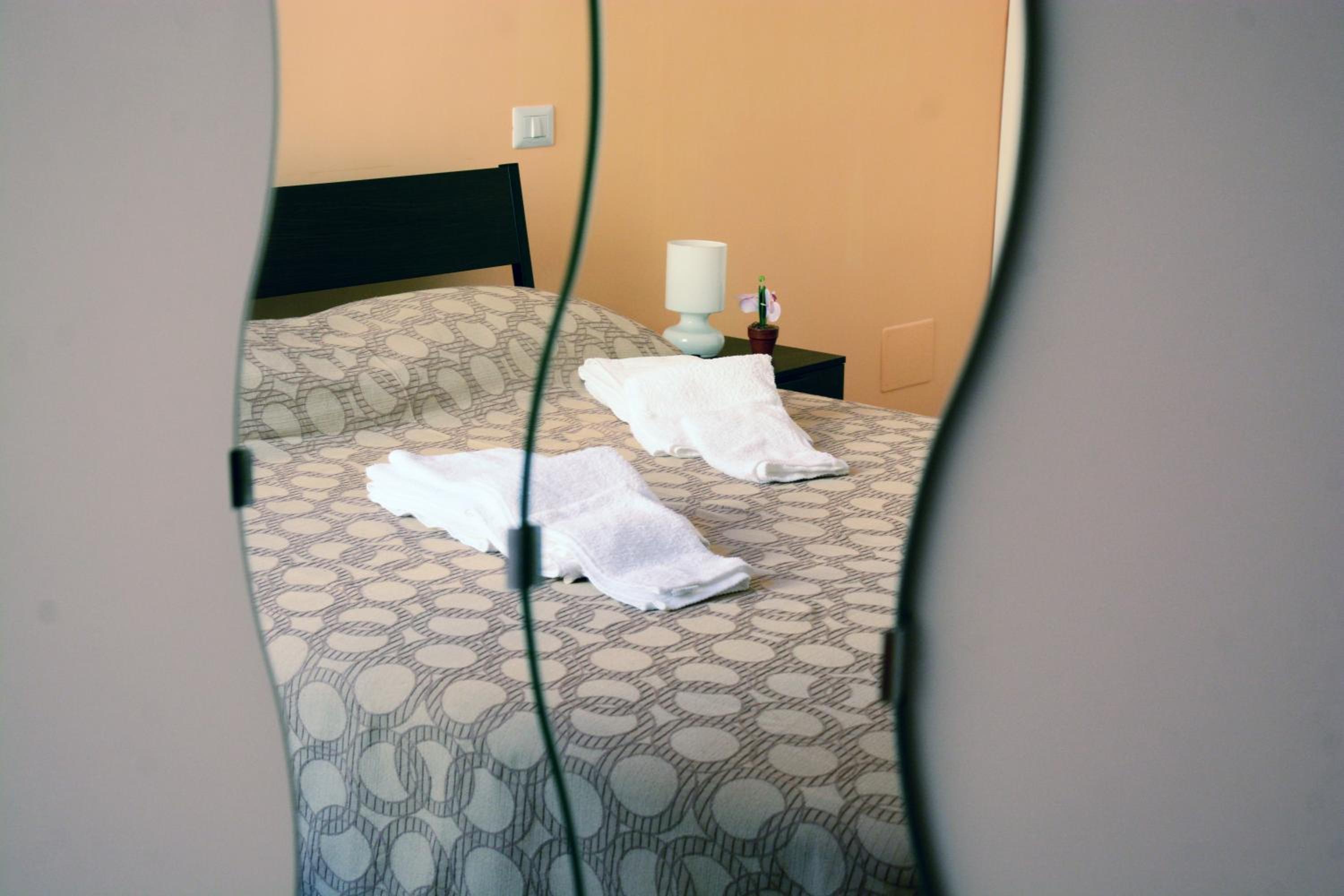 Double Room with Private Bathroom - Photo 25