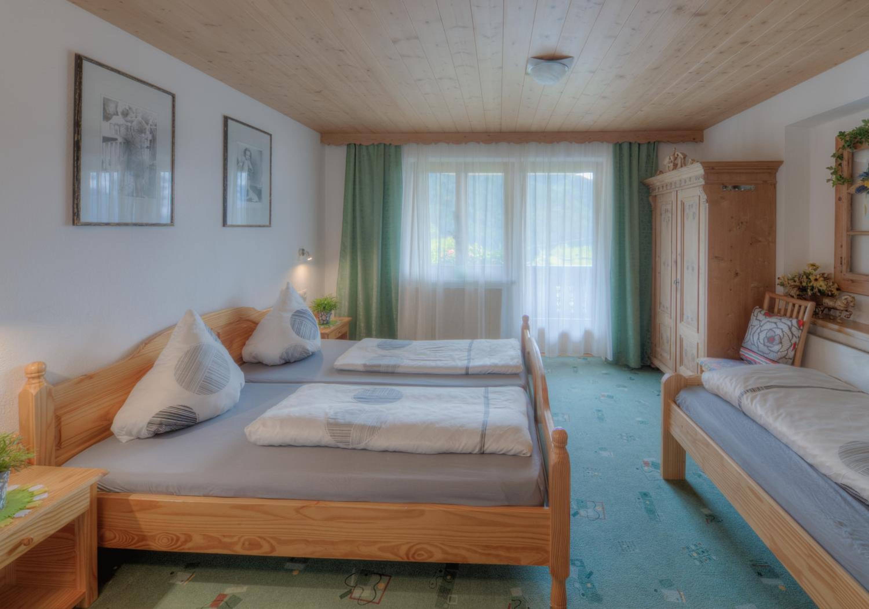 Four-Bedroom Apartment with Balcony and 2 Bathrooms photo 1