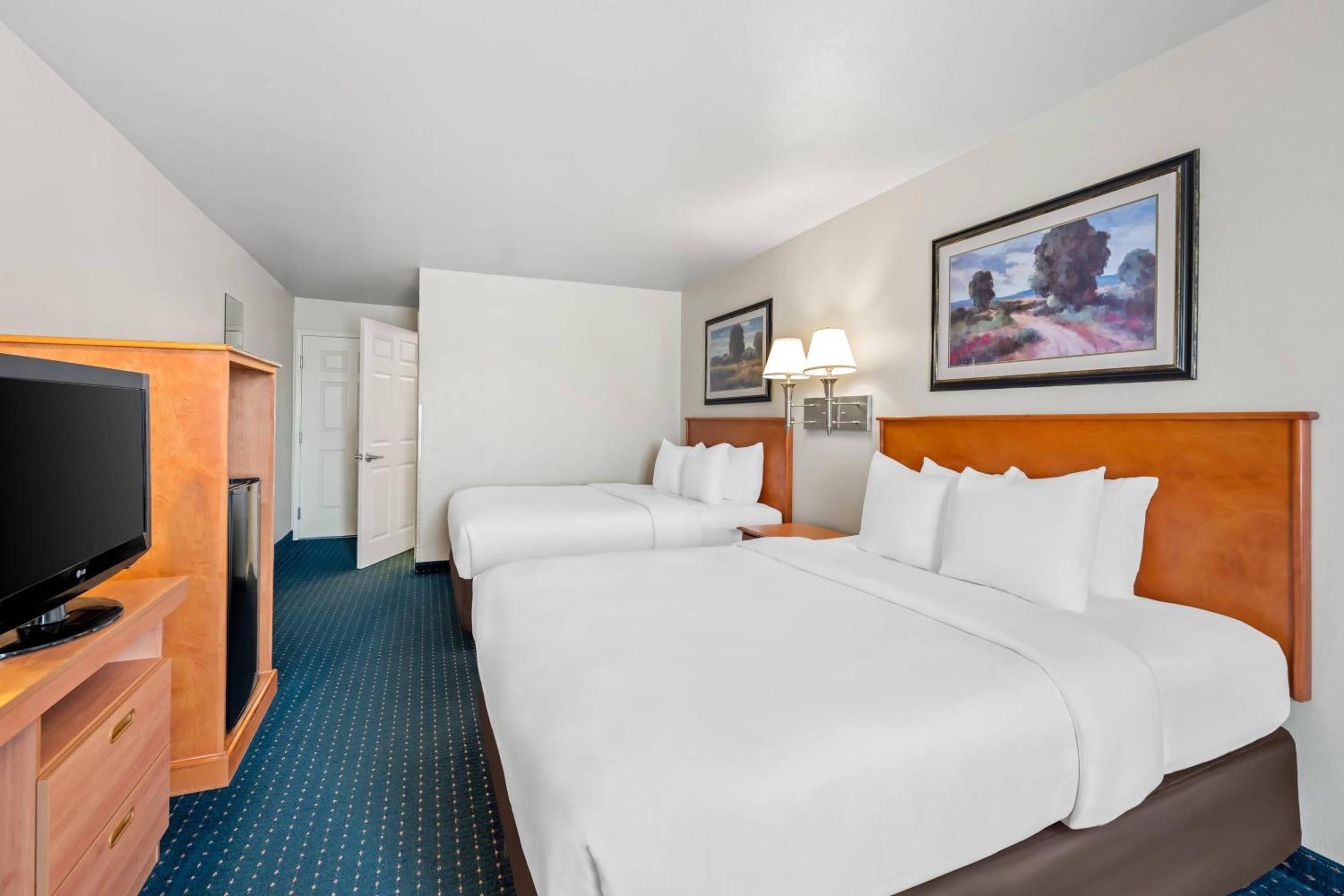 Queen Room with Two Queen Beds - Accessible/Non-Smoking  photo 2