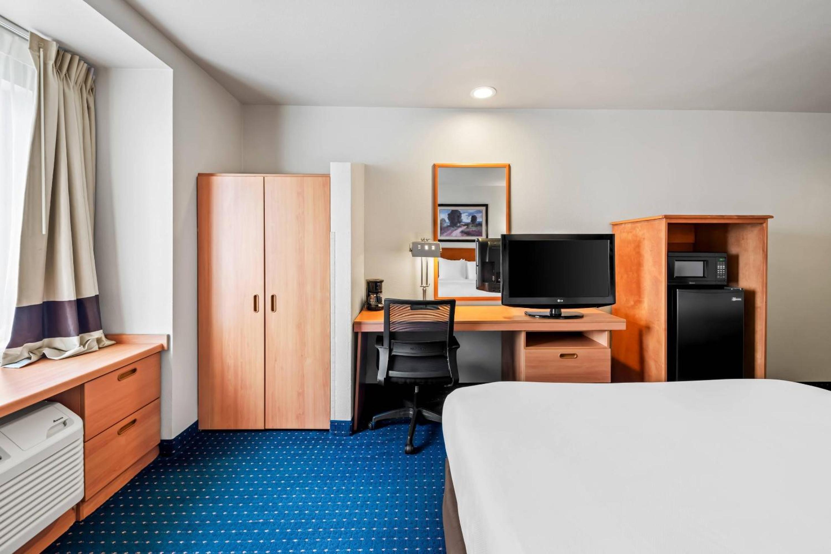 Queen Room with Two Queen Beds - Accessible/Non-Smoking  photo 3