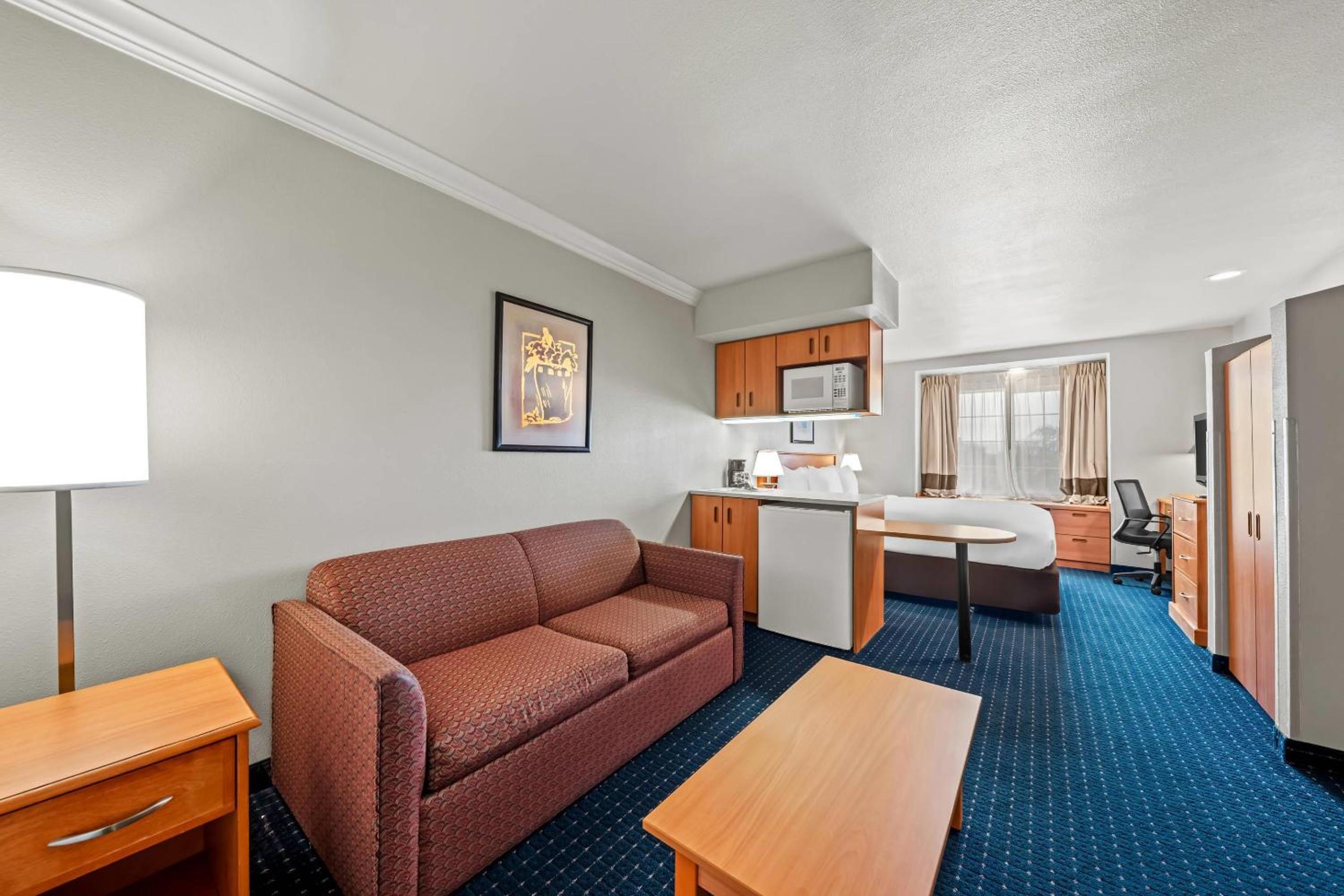 King Suite - Accessible/Non-Smoking photo 2