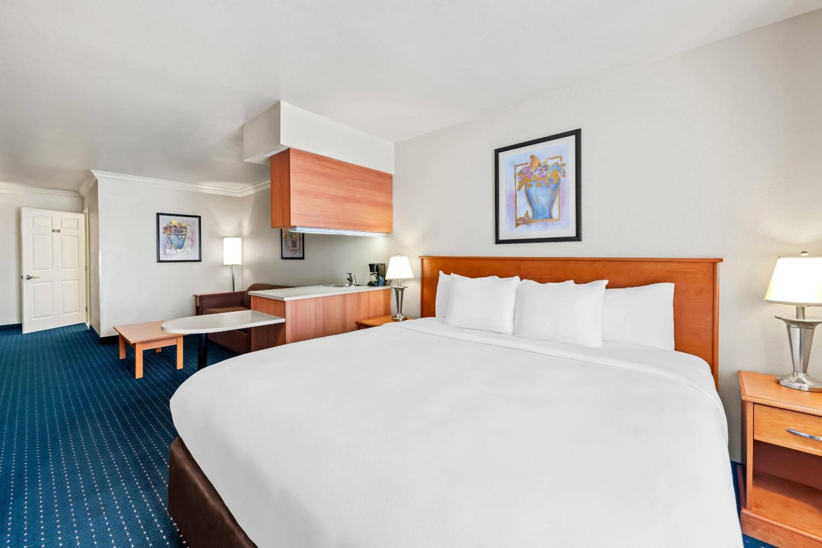 King Suite - Accessible/Non-Smoking photo 3