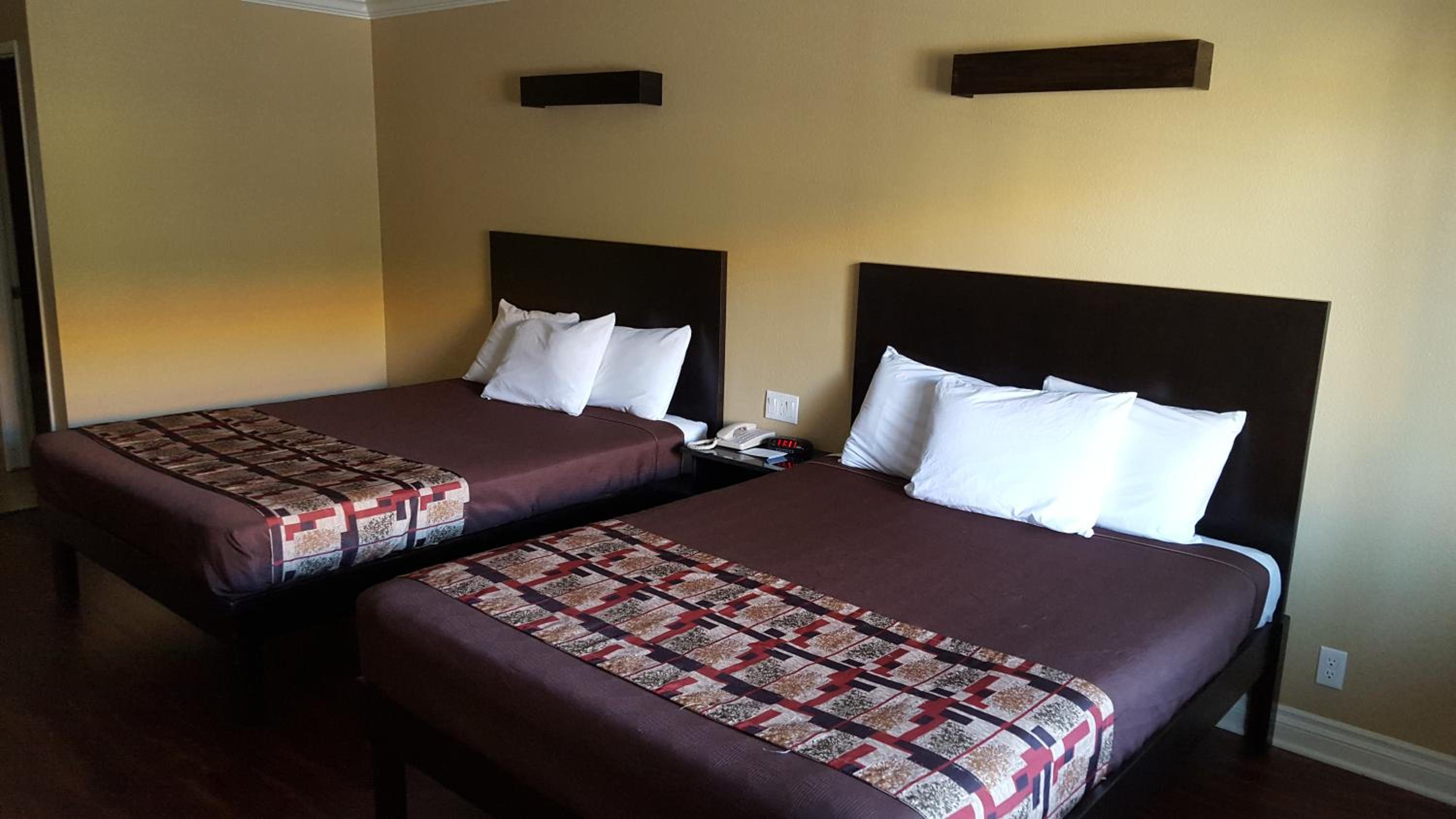 Queen Room with Two Queen Beds photo 2
