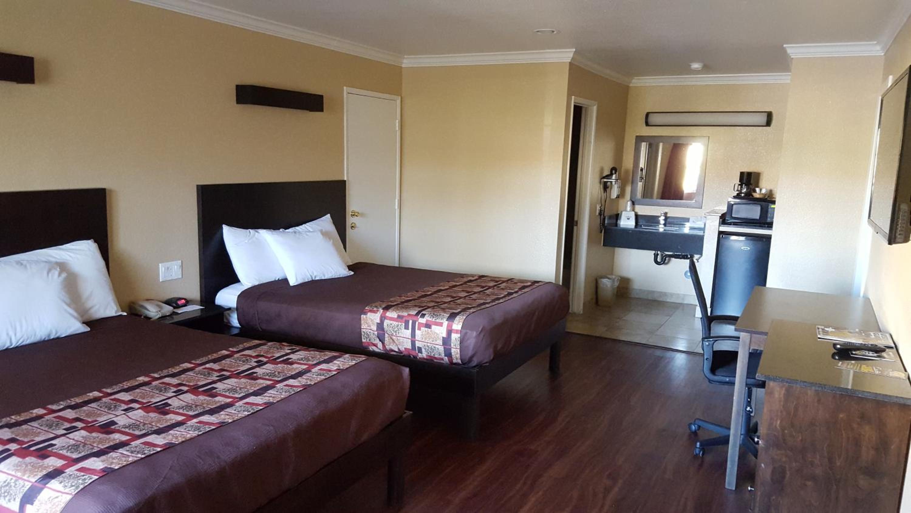 Queen Room with Two Queen Beds photo 1