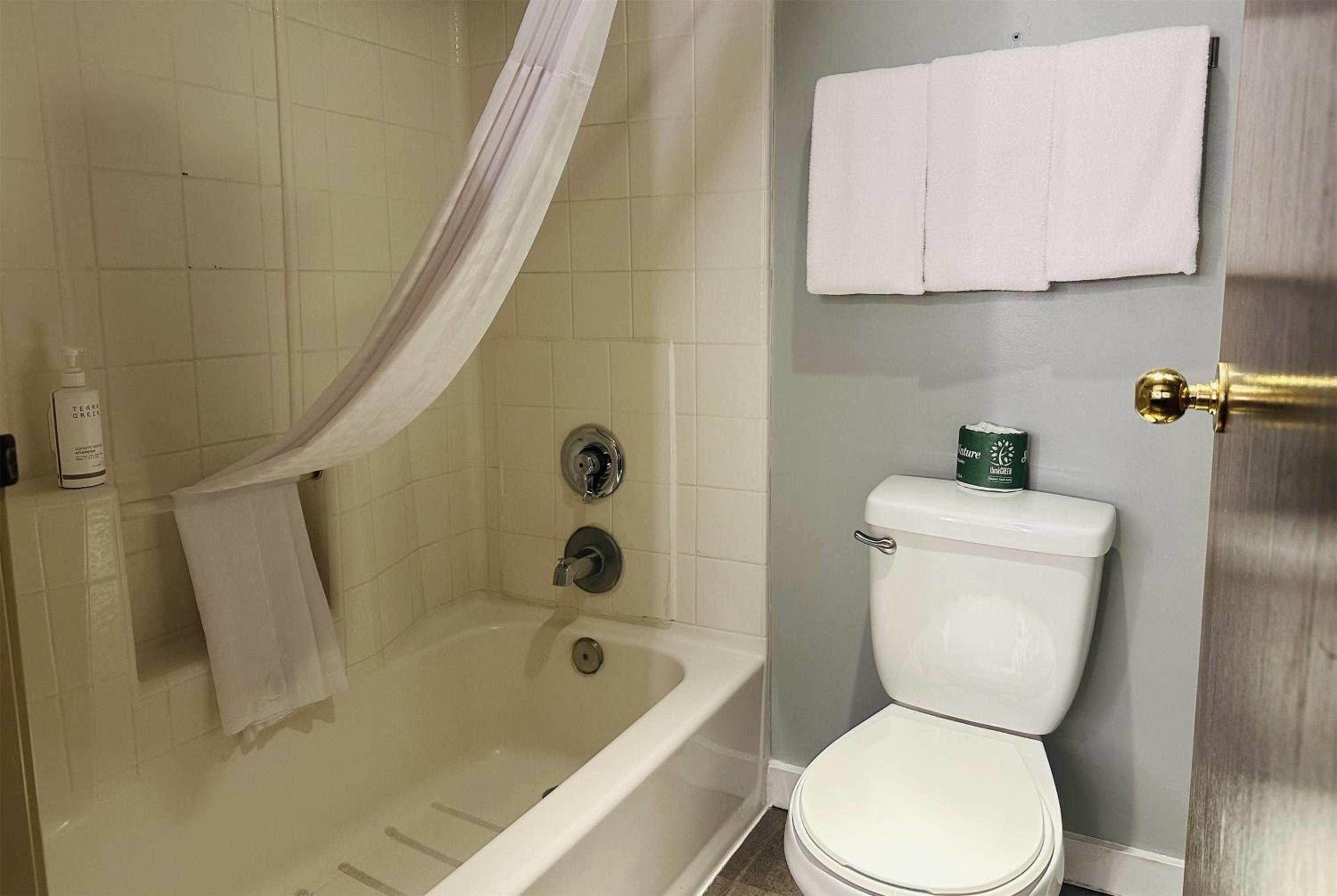 Deluxe Queen Studio with Two Queen Beds - Non-Smoking - Photo 5
