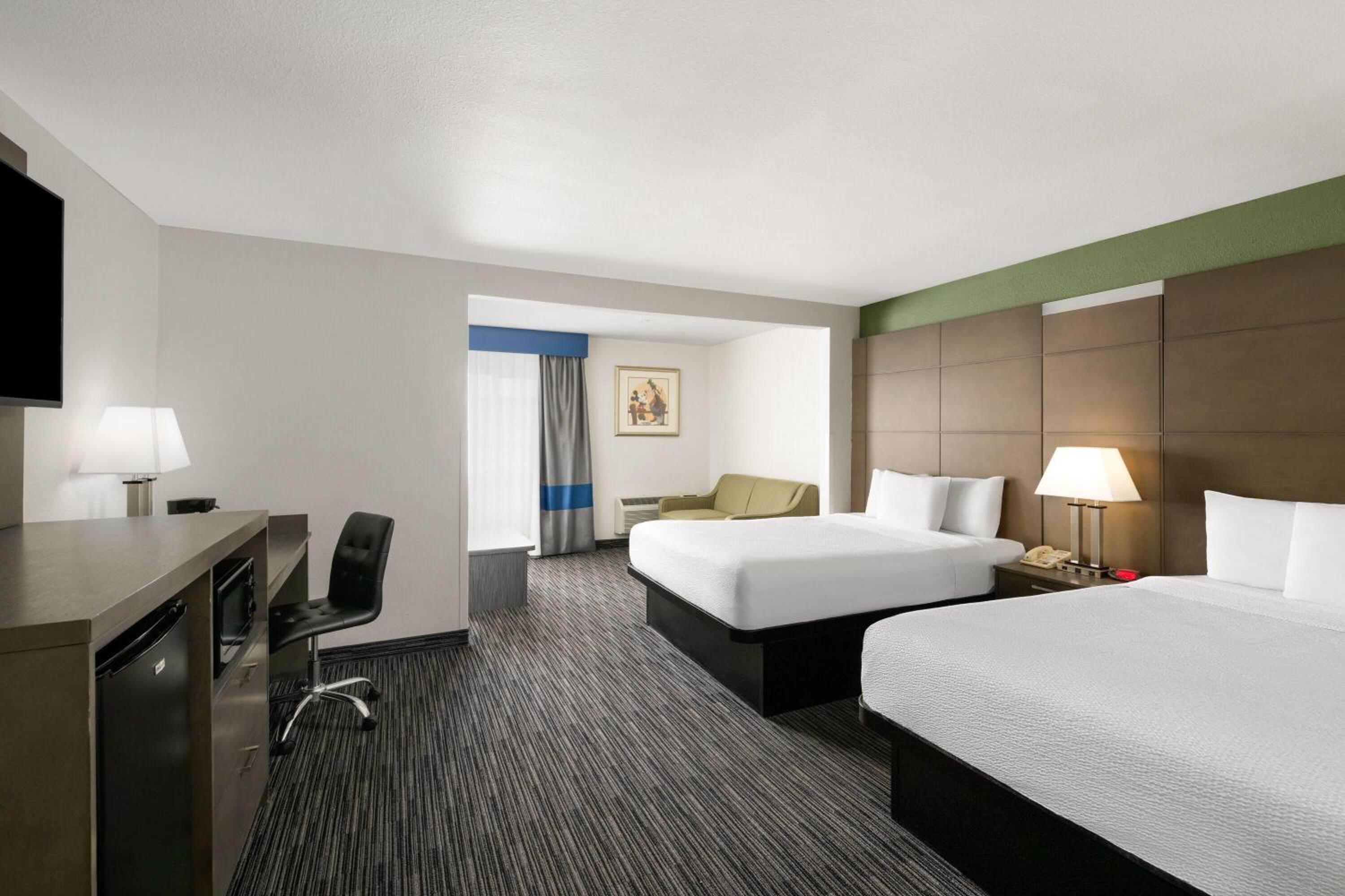Mini-Suite with Two Queen Beds and Roll-In Shower - Mobility Accessible/Non-Smoking - Photo 3