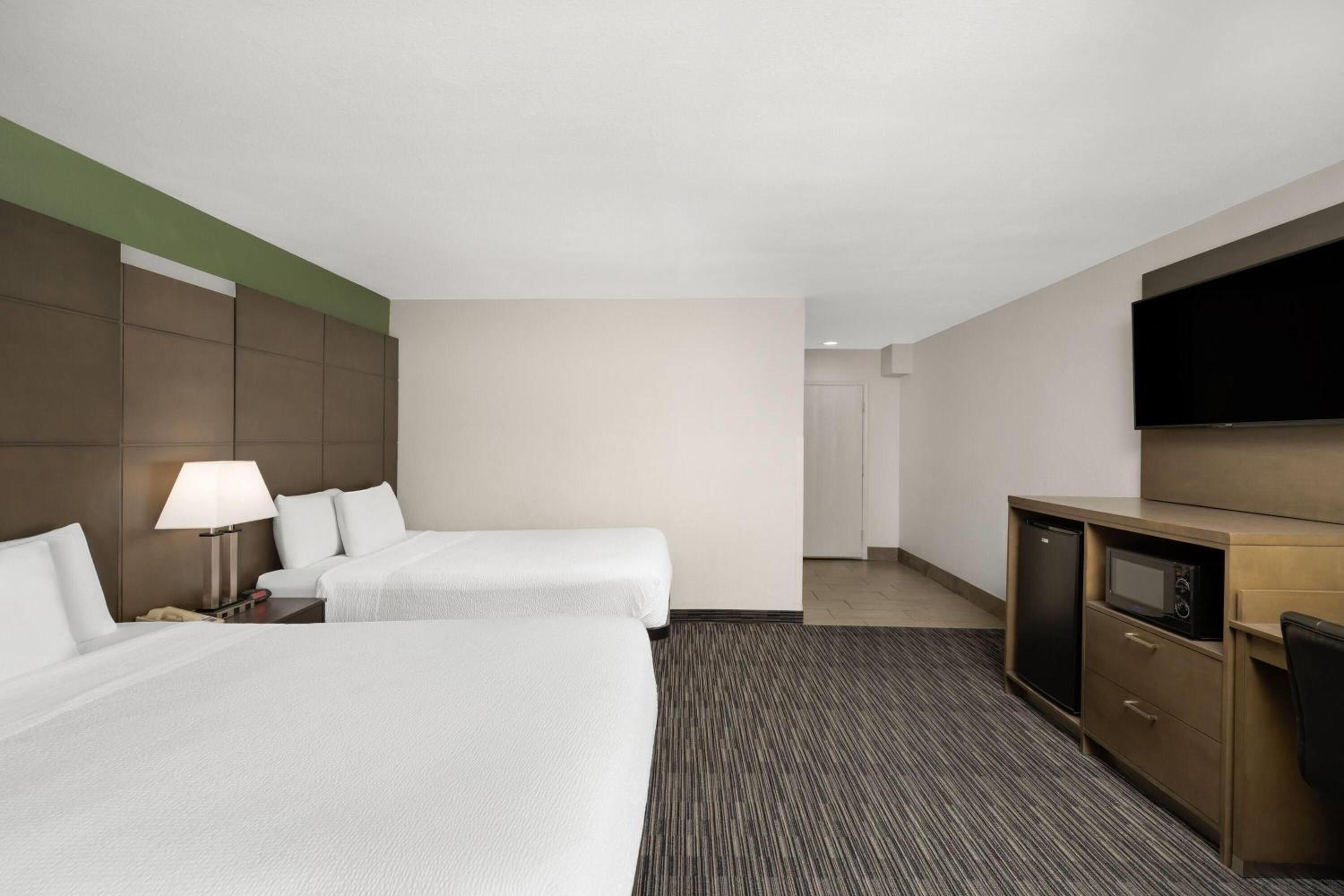 Mini-Suite with Two Queen Beds and Roll-In Shower - Mobility Accessible/Non-Smoking - Photo 4
