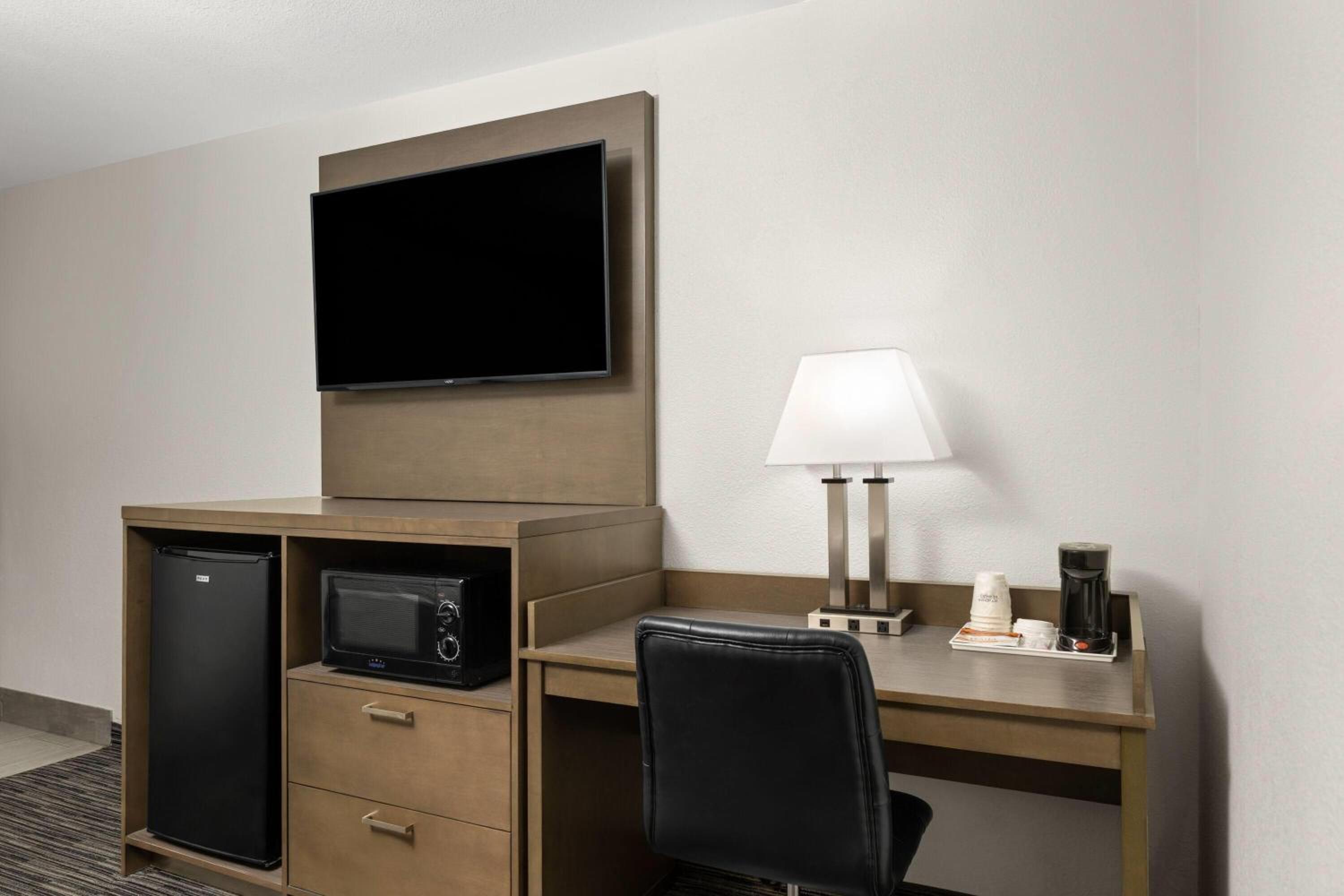 Mini-Suite with Two Queen Beds and Roll-In Shower - Mobility Accessible/Non-Smoking - Photo 5