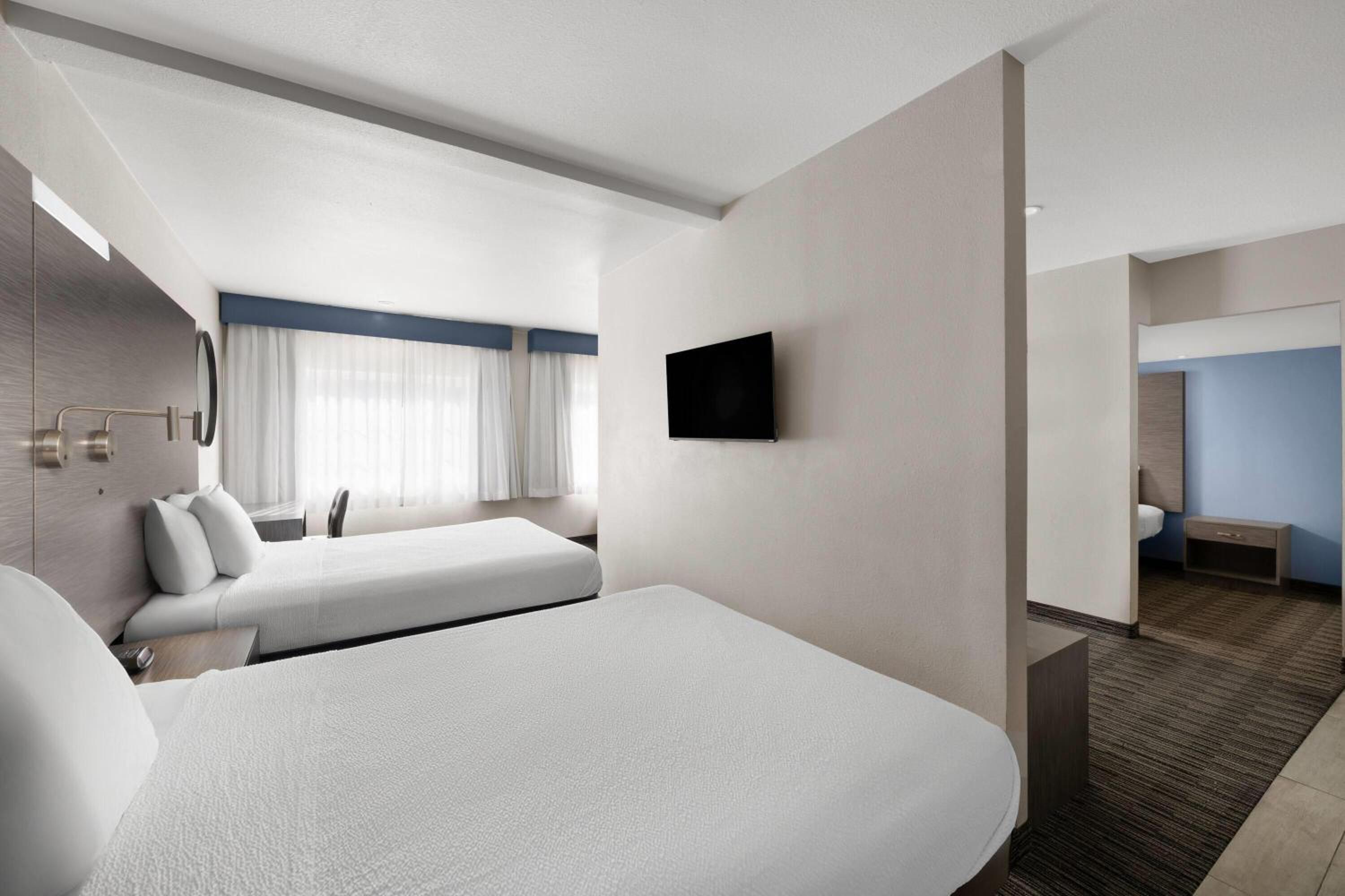 Suite with Three Queen Beds and Sofa Bed - Non-Smoking - Photo 2